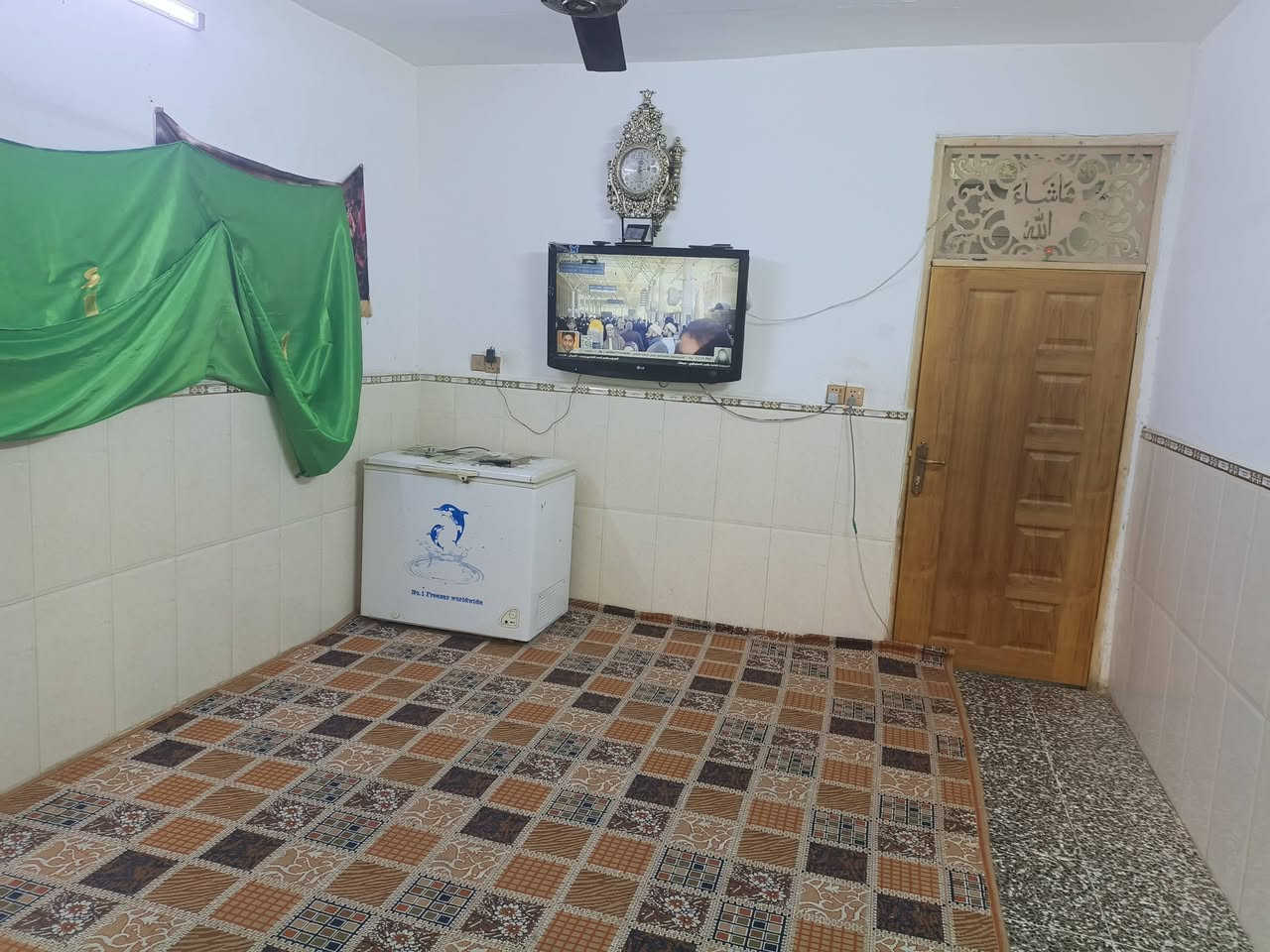 سلام عليكم
نص قطعة طابيقن وبيتونة 8 أمتار 
طابيقن الثاني ولبيتونة صب بنا 2023
قطاع 44 مقابيل البيت شارع عريض  
ثاني فرع من شارع ستين 
البيت بي درج خارج وداخلي 
يصح مشتمل 
***********
