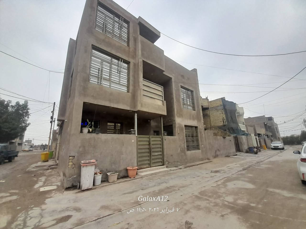 سلام عليكم بيت في منطقة ابو درع المساحه 50 متر بيت ركن يتكون استقبال 4×4و مطبخ 3×3 وحمام وتواليت في الاسفل وفوق 3 غرف نوم وحمام وتواليت و بلكونة و السعر ع الرقم الوتساب***********
