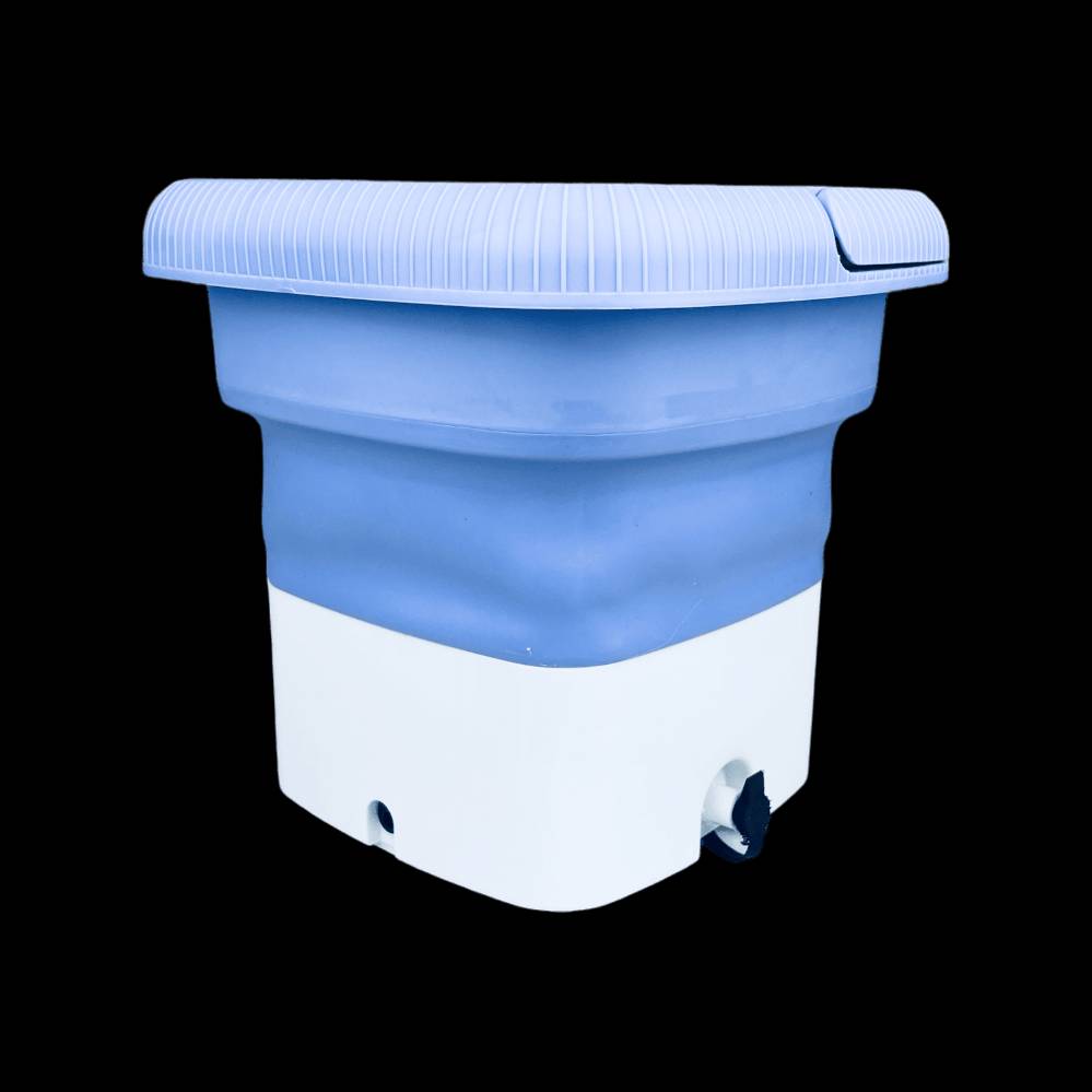 غسالة ملابس محمولة صغيرة الحجم بلون أزرق، تتميز بتصميم مدمج يناسب السفر والاستخدام السريع. توفر خيارات زمن مختلفة للطحن من دقيقة إلى عشر دقائق. مثالية لتجفيف الكميات الصغيرة من الملابس بسهولة.