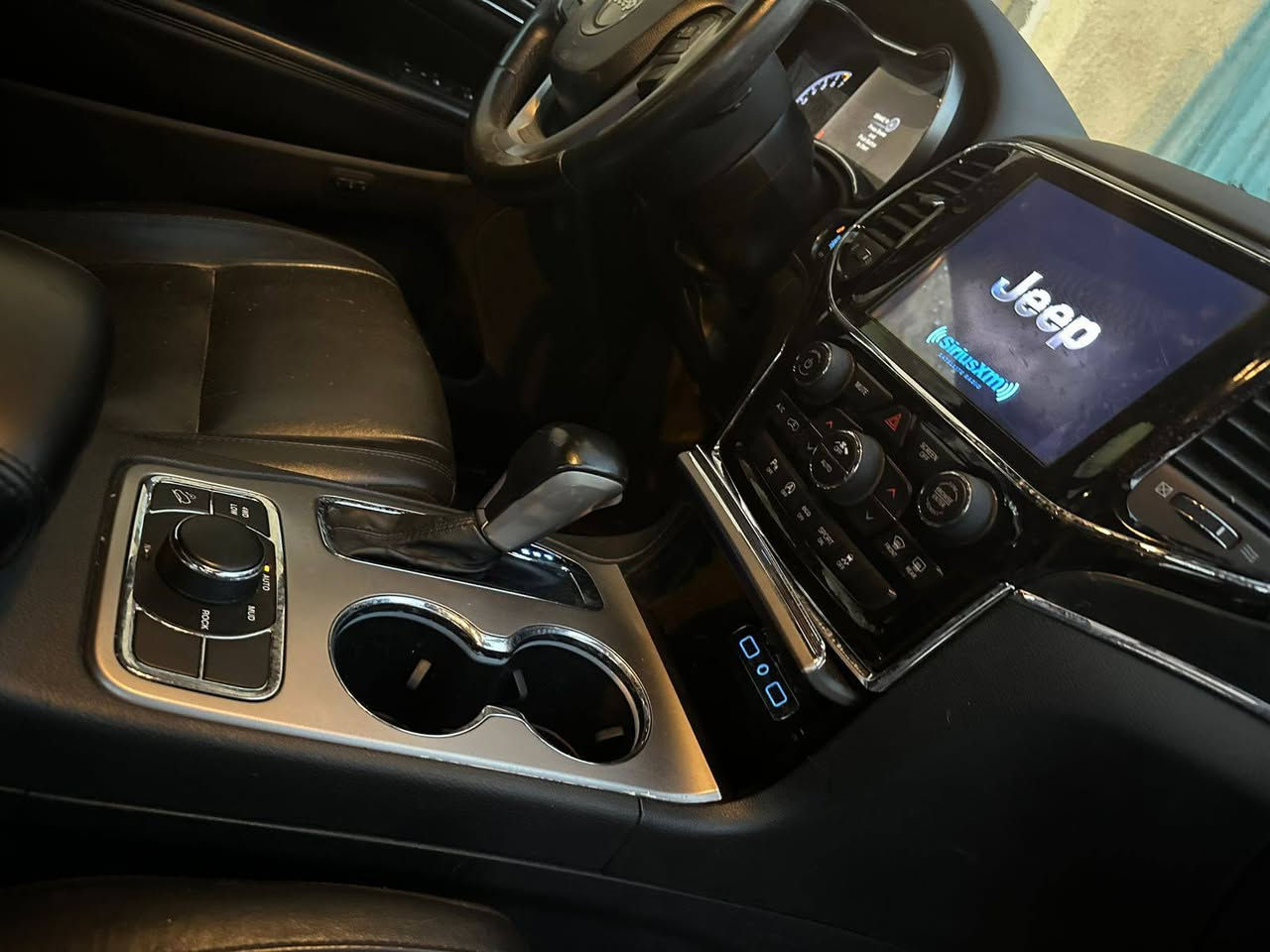 للبيع جيب مديل 2019 لمتد
فول مواصفات ماشيه 50ميل
فتحه-كشنات جلد + كهرباء-جنطه شفط_ فور ويل ماوس_رادارات جانبيه -شاشه جبيره -كامره خلفيه -ويل 20تخم تاير جديد_ تبريد ثلج _صدر جديد -كير مكينه جدد  
السعر 220 للستفسار تصل (‏‪***********‬‏)
