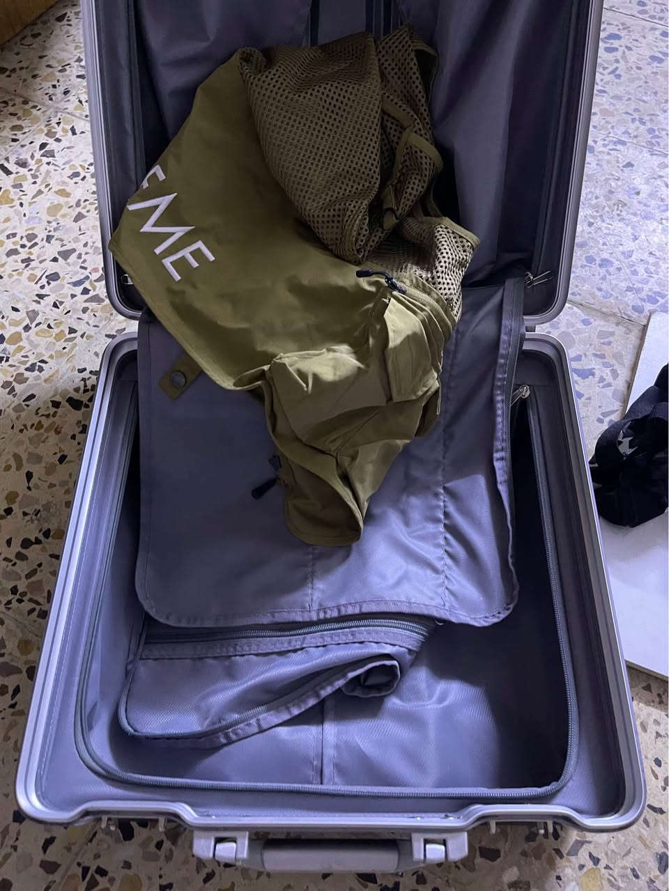 كامرة سوني a7iv + عدسة sigma 85 1.4
طبعاً الكامرة والعدسة غنيات عن التعريف
بطاريات عدد 2 وحدة بيها منفذ Type c
رام 128 سان دسك
وجنطة ام الرمز
اضاءة RGB مع ستاند الإضاءة تجاري
كاتريدرات + رفلكس عاكس للأضواء الطبيعية 
مع يلك التصوير / يعني عدة كاملة تاخذها كبل تطلع تصور 
ملاحظة الكامرة شبه جديدة وكراتين الغراض كلهن موجودات والشتر معابر ال 15k 
سعرها اربع ملايين و 750 الف وبيها مجال بسيط للتواصل موجود خاص وموجود واتساب *********** بغداد, العراق
