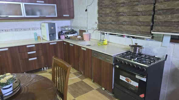 كاونتر خشب hdf 
والظهر كله مرمر طول السنك مترين وطول الجزء الثاني 3امتار والزاوية 60 سم يعني قياس السنك من الحايط للنهاية 2.60 والجزء الثاني 3.60 وكذلك الملحق
المكان اربيل فرمان بران السعر 450 للتواصل واتس ***********
