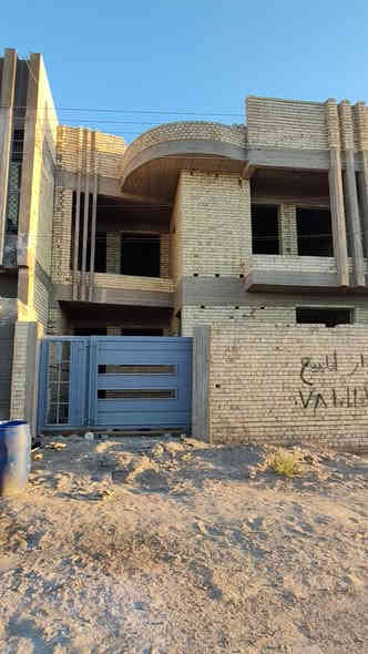 دار للبيع طابو صرف
المساحة 200 م طابقين

الطابق الاول غرفتين نوم + استقبال + مطبخ+ صالة +حمام3

الطابق الثاني 4 غرف نوم + صالة + 2 حمام 

بيتونة كبيرة + سطحين

شغل درجة اولى كامل تأسيس ماء ومجاري + لبخ من الخارج عدا الواجهة + سيراميك جدران مطبخ وحمامات والمدخل كامل اسباني درجة اولى+ الطابق الاول مبيض 

(يحتاج الى تقفيلات ارضية وابواب وشبابيك...الخ)

الموقع ضباط السريع قرب مجمع الجنائن 

كاع بجر غير مدفونة واصل الماء والكهرباء لحد باب البيت

الشارع 10 نافذ على شارع 40 مبلط(شارع عيفان) من اليمين  وعلى شارع 30 من اليسار

السعر 200 مليون (البيع نقد فقط لا نتعامل بالمصرف العقاري)

للاستفسار : الاتصال او واتساب

***********

***********
