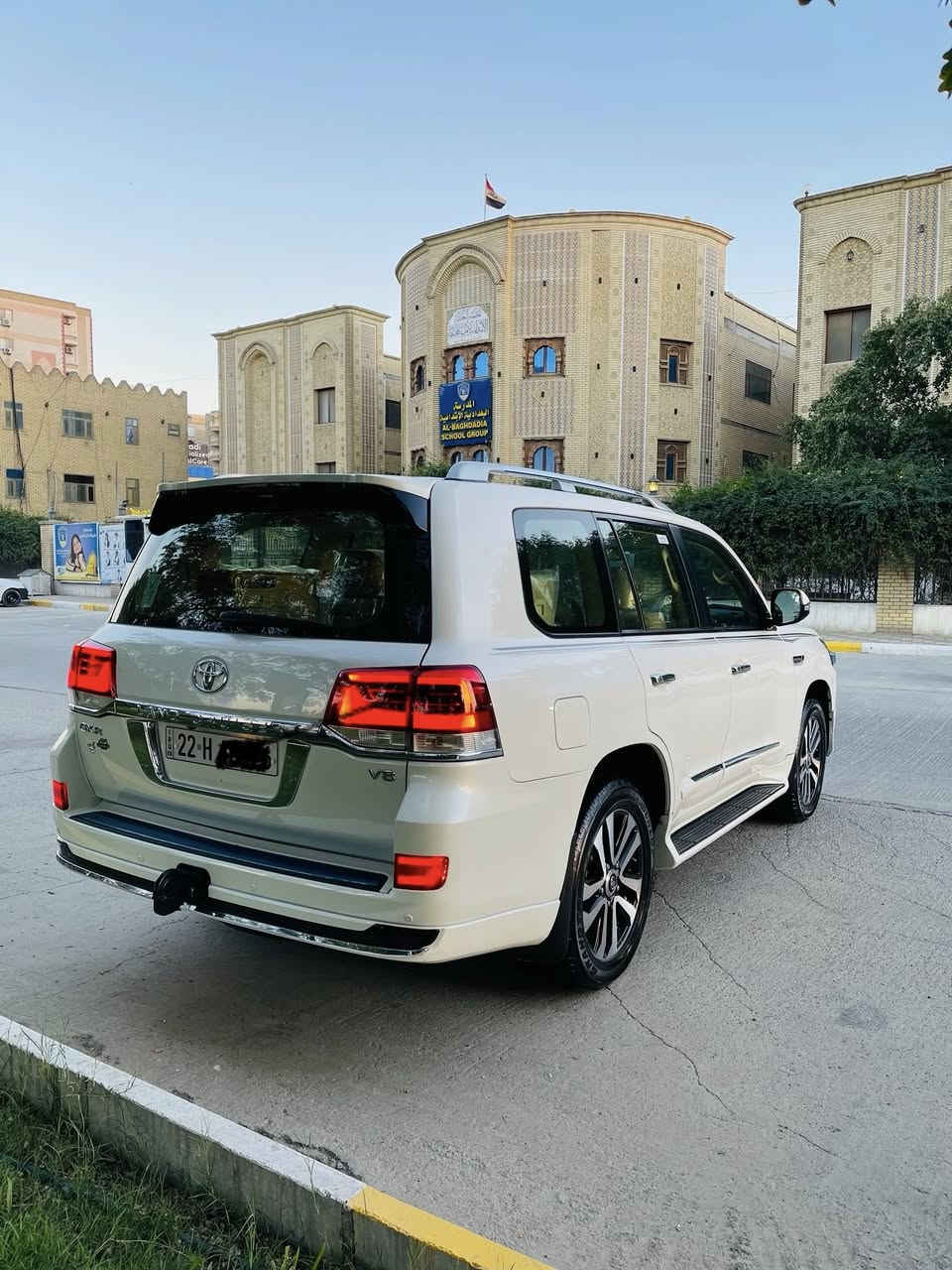 السلام عليكم بعد التحيه  لاندكروز 2016V8مكفوله من الضربه والصبغ يوجد بي دي ار ثلاثه صغيره وبارد بالصندوق سياره ماشيه 154 حقيقي  كير محرك مكفول من الفتح   سياره نظيفه جدا رقم شمالي هزه جديده رقم انكليزي سنويه جديده بسمي تحويل ثاني يوم او وكاله رقم تلفون *********** السعر455 وبي مجال لشراي مكان السياره بغداد شارع الشارقه
