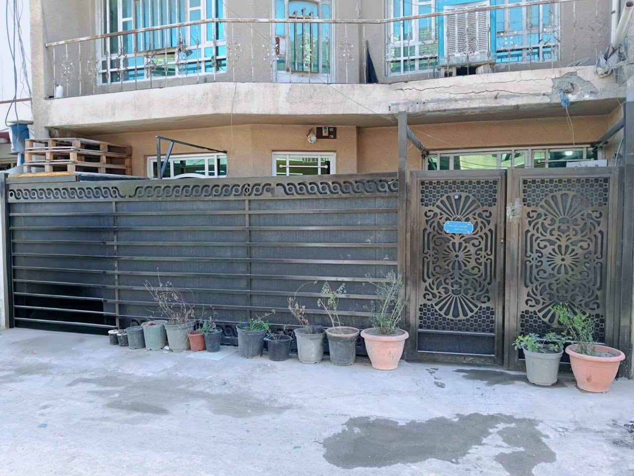 السلام عليكم
دار للبيع سند 25 
المساحة 100 متر طابقين استقبال و3 غرف نوم ومطبخ وحمام 2 داخلي وخارجي 
كفاءات السيدية الزنجيل بصف الطابوك السعر 135 بي مجال بسيط
***********
