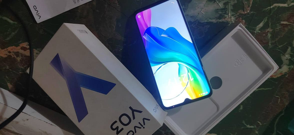 سلام عليكم جهاز خو جديد ٨٥ قفل
ذا هو هاتف Vivo Y03 الذكي باللون الأخضر الجوهري.يتميز الهاتف بتصميم ثلاثي الأبعاد يشبه الأحجار الكريمة مع سطح مقاوم للغبار والماء بمعيار IP54.يأتي الهاتف مع ذاكرة تخزين 128 جيجابايت وذاكرة وصول عشوائي (RAM) سعة 4 جيجابايت.يعمل الهاتف بمعالج Mediatek Helio G85 وبطارية بسعة 5000 مللي أمبير.


**إذا كنت صاحب هذا الإعلان وتريد حذفه لأي سبب، رجاءا أرسل رسالة إلى الدعم الفني**