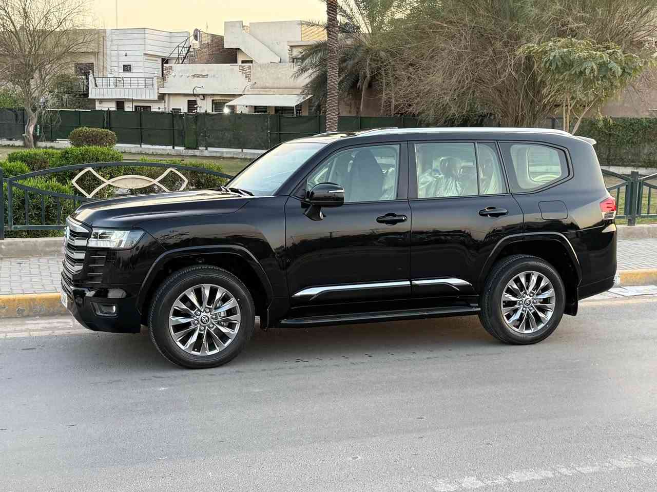 لاندكروزر 2023 رقم بغداد باسمي 
بريم أصل السيارة فول مواصفات ام التطبيق 
فتحه 
شاحن لاسلكي 
كراسي جلد تدفئة تبريد مقاعد 
كراسي كهرباء 
حساس امامي خلفي 
كامره 
٣ شاشات اصل  تطبيق 
جنطه كهرباء 
وباقي مواصفات المعروفه 
السياره بيها رصعه بالجاملغ الخلفي سحبتها 
باقي السيارة مكفوله من صبغ بارد كفاله عامله 
مكاني بغداد السعر 645م. بيها مجال جدا  بسيط
مكاني بغداد *********** بغداد, العراق
