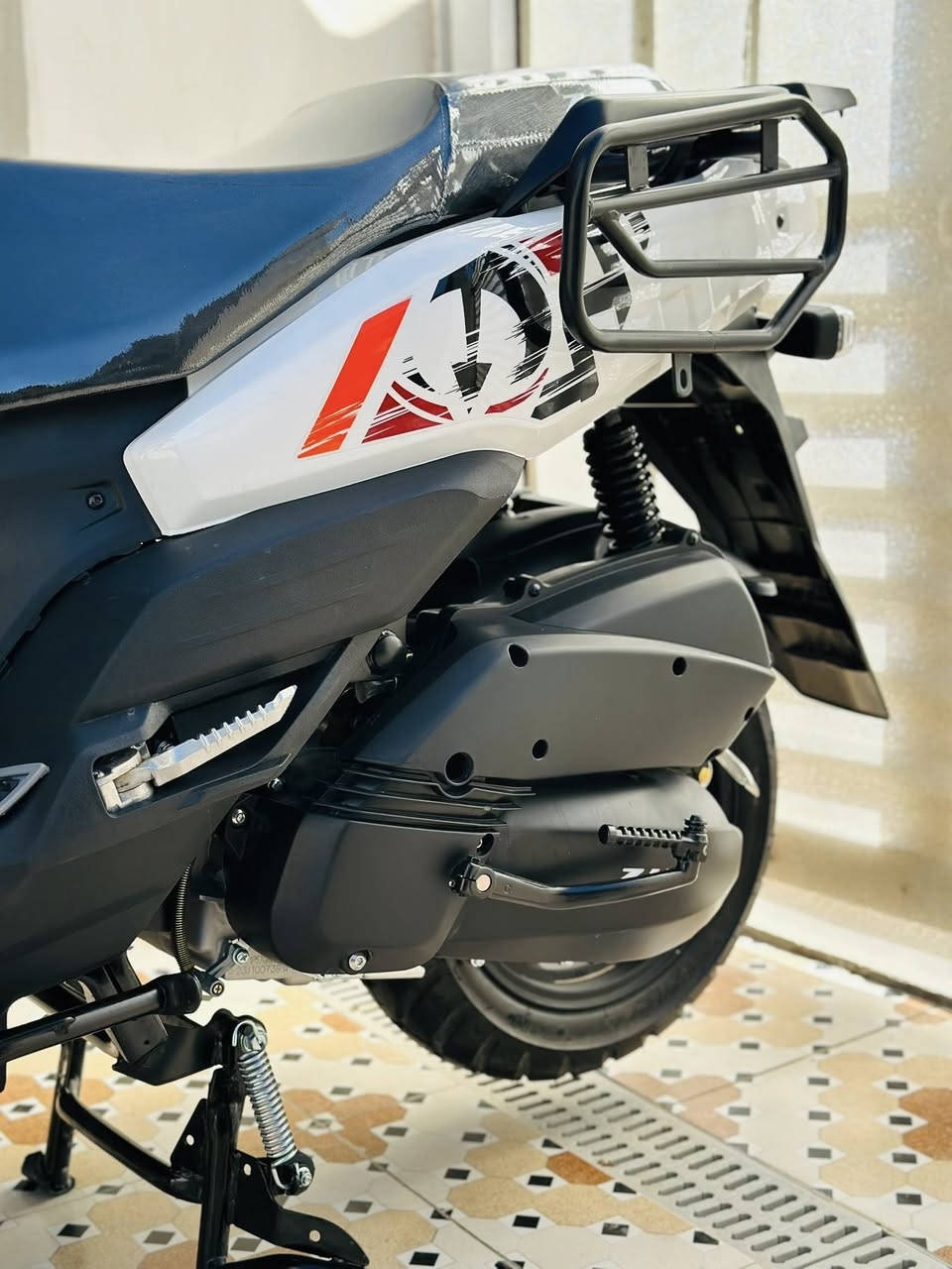 السلام عليكم
دراجه اباتشي همر امتياز ايطالي ماشيه 5 الاف فقط
برغي ممفتوح منها دراجه جديده واضحه بالصور
السعر 1150 
العنوان حله  مجسر الثوره
‏‭0770 028 8201
