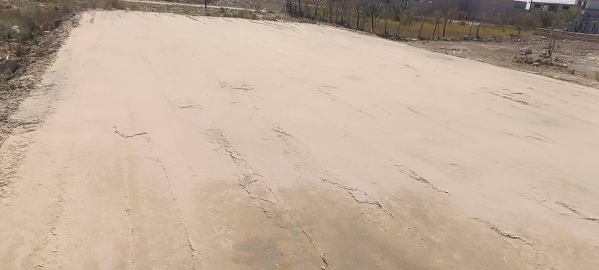 قطعة زراعي للبيع 200م ... مدفونة ومحدولة جاهزة للبناء ... مخدومه ماي كهرباء التبليط النازل قريب عليه   الموقع حي الجوادين سوق للشيوخ نزله سيد وحيد..لاستفسار ***********اتصال +واتساب نستقبل جميع العروض في مكتبنا الكائن في حي الحوادين قرب مدرسه شريف الرضي
