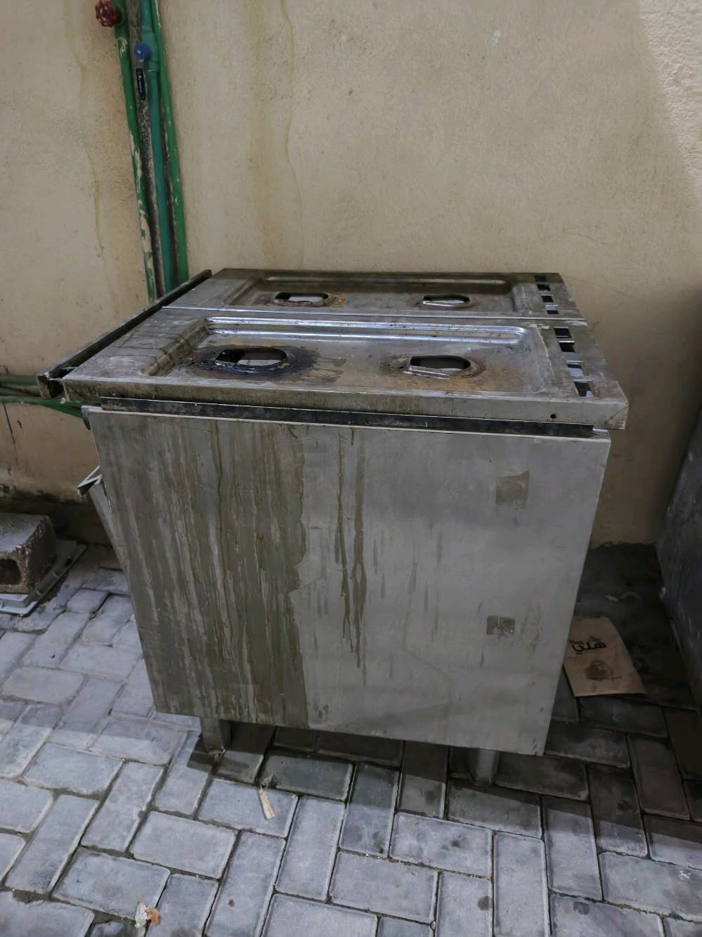 بيع عدد من المعدات القديمة المستعملة لمطبخ مطعم، تشمل مواقد وطباخات وأدوات من الفولاذ المقاوم للصدأ من ماركة زانوسي. جاءت المعدات بحالة جيدة، لكنها تحتاج لبعض التنظيف والصيانة البسيطة. مثالية لمن يبحث عن تجهيزات مطبخ احترافية بسعر مناسب. للبيع في منطقة العراق.