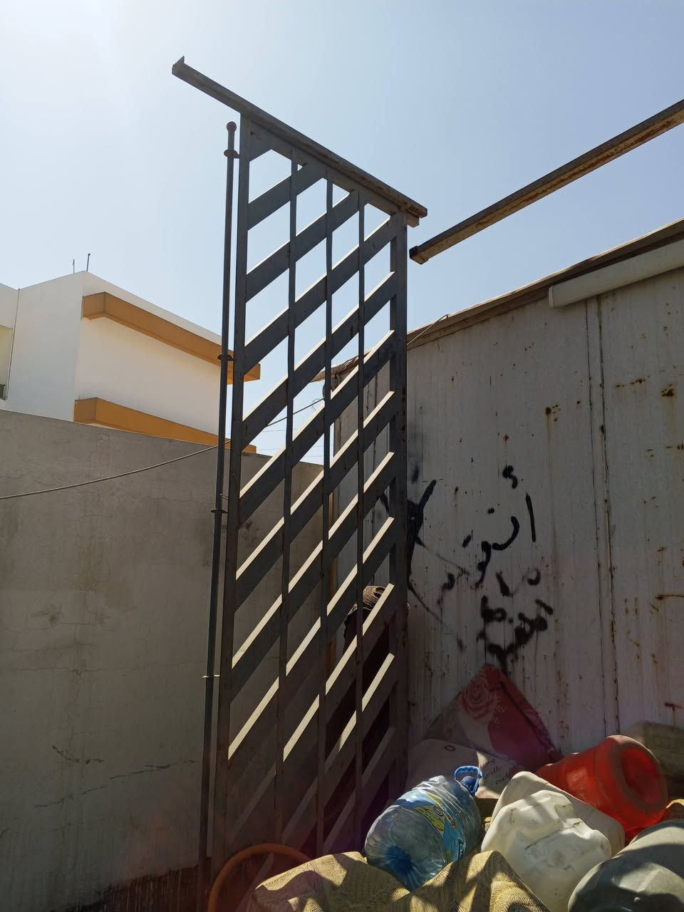 السلام عليكم 
محجر نثية جاهز ونظيف للبيع مكانه حي الجهاد السعر 250 وبي مجال رقمي ***********
