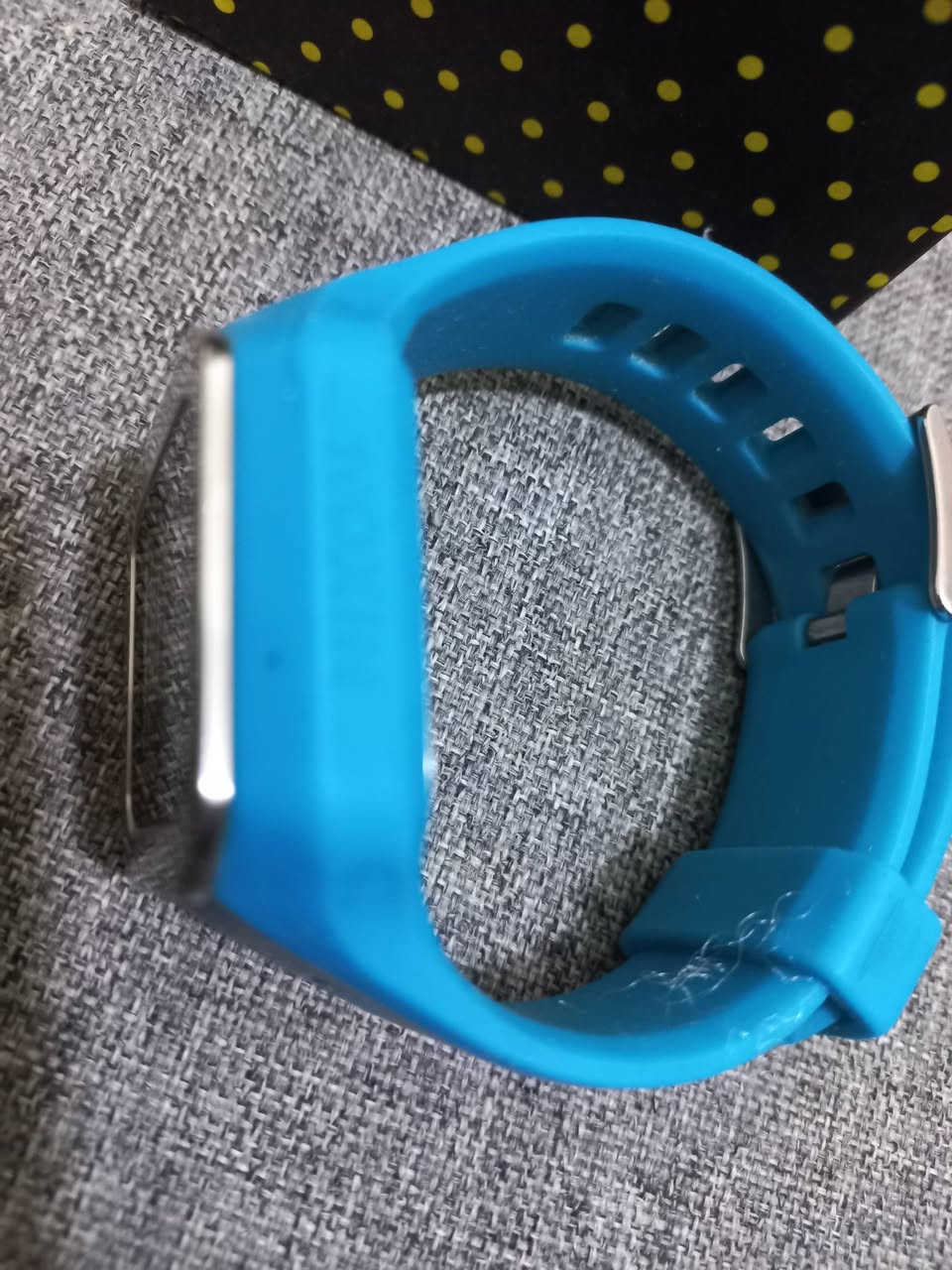 Nixon Men's Supertide الرقمية، وهي ساعة مصممة خصيصاً لهواة ركوب الأمواج والأنشطة البحرية
تتميز هذه الساعة بالمواصفات التالية:

الوظائف البحرية: تحتوي على بيانات مبرمجة مسبقاً للمد والجزر، ومواعيد شروق وغروب الشمس لأكثر من 270 شاطئاً حول العالم.

التصميم: تأتي بهيكل متين بقطر 45 ملم مصنوع من الفولاذ المقاوم للصدأ مع طلاء من البولي يوريثين والسيليكون.

مقاومة الماء: مقاومة للماء حتى عمق 100 متر (10 ATM)، مما يجعلها مناسبة للسباحة وركوب الأمواج.

الشاشة: شاشة رقمية عالية الدقة توفر رؤية واضحة للوقت وبيانات المد والجزر.

السوار: سوار من السيليكون المريح مع مشبك من الفولاذ المقاوم للصدأ.صنع في اليابان

السعر ٥٠٠٠٠


**إذا كنت صاحب هذا الإعلان وتريد حذفه لأي سبب، رجاءا أرسل رسالة إلى الدعم الفني**