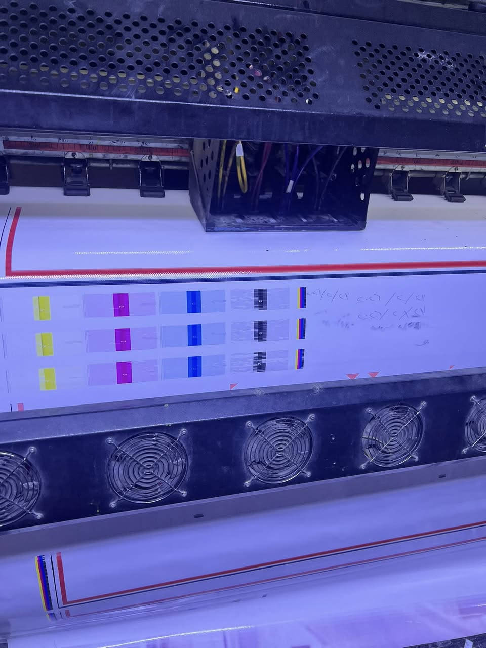 طابعة كونيكا للبيع
KM 512 42 pl 
الطابعة شغالة وتطبع لكن يحتاجلهة بعض الترتيبات بالكالبريشن والاعدادات 
٨ هيد رابط ٤ عليهة و٤ فاصلهن عنهة لكن شغالات منظفات 
صوندات جديدة 
ماطورات حبر وهواء جديدة 
فالفات جديدة 
يحتاجلهة فقط طوافتين مال حبر 
الطابعة شغالة وتطبع 
والتيست موضح بالصور مع التاريخ
مكان الطابعة شارع السعدون 
الاتصال ***********
