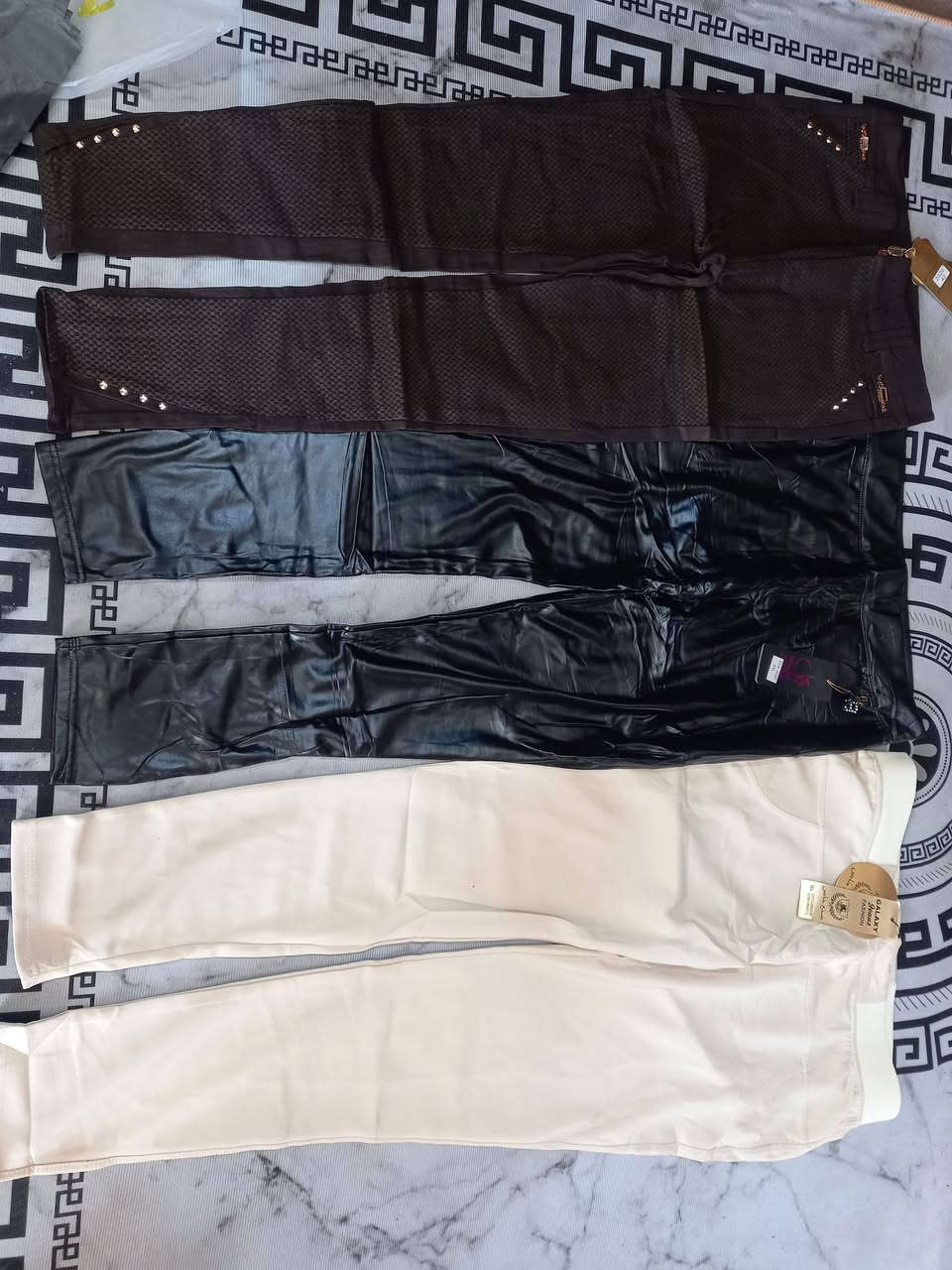 عرض خاص 
تفليش الاسعار فساتين وقمصان نسائية وبنطلونات قماش كوباي وجلد وكتان مطاط وبكافة الالوان والأحجام سعر القطعة ٥٠٠٠ الاف  دينار فقط زورونا ستجدون مايسركم قضاء بلد شارع الأمير مقابل بيت وعيادة الدكتور الجراح قاسم حاتم القيسي ويتوفر توصيل قضاء بلد وكافة المحافظات للتواصل الاتصال واتساب 
***********
تابعوا التعليقات 🤔
