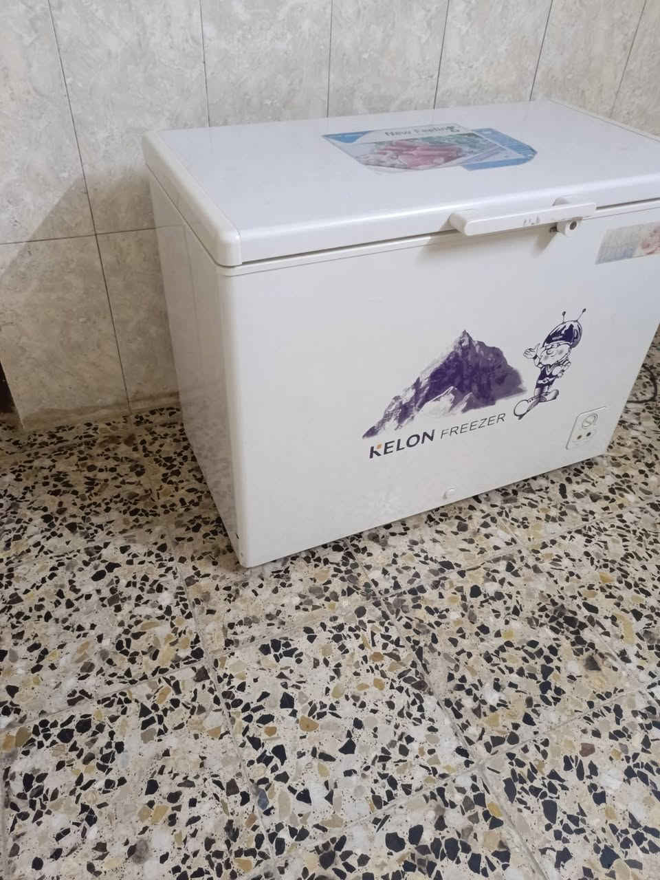 السلام عليكم عندي مجمدة كيلون  حجم ١٤ قدم بيهة عطل  ماعرف شنو ابيع هلمودجود سعر٨٠  بيهة مجال بصيط العنوان مدينه الصدر ***********
