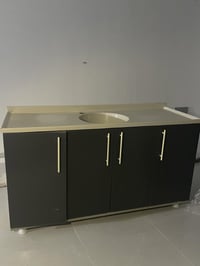 خزانة • جديد • قليل الاستعمال