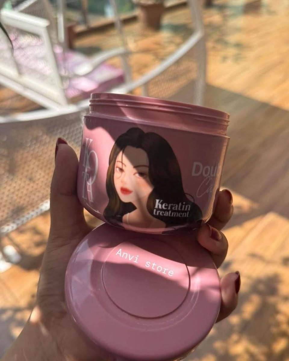 ✨ توفر لترند معالج كوتا الأصلي💯✔️ Kota Double Care Keratin  
Treatment Hair Mask،  
ماسك ومعالج مغذٍّ للشعر بالكيراتين يعمل على ترميم الشعر المجهد والمتضرر من الصبغات، والمواد الكيميائية، وأدوات التصفيف الحرارية و يحتوي على الكيراتين، البيوتين، والببتيدات النحاسية لتقوية بنية الشعر وحمايته من التكسر والتقصف. و يمنح الشعر ملمساً ناعماً، حريرياً، ولامعاً يسهل تصفيفه بعد الاستخدام. مدعم بمركب (Baicapil) ومستخلصات نباتية تساهم في تحفيز نمو الشعر وزيادة كثافته وتقليل التساقط. و يتميز برائحة عطرية جميلة تدوم في الشعر لفترة طويلة

🔬 فوائد التركيبة العلاجية المتقدمة تغذية ثلاثية الأبعاد: يحتوي على الكيراتين لإعادة بناء ألياف الشعر، والبيوتين لتقوية الخصلات، والببتيدات النحاسية التي تحمي الشعر من التكسر المستمر 
✔️ تقنية Baicapil المبتكرة: دمج 3 مستخلصات نباتية (جذور السكوتلاريا، وبراعم الصويا، والقمح) التي تعمل على تحفيز بصيلات الشعر، مما يساهم في زيادة كثافة الشعر وتقليل التساقط بشكل ملحوظ 
✔️ ترطيب وحماية مضاعفة: غني بـ زيت الأركان العضوي وفيتامين B5، وهي مكونات تمنح الشعر جدار حماية ضد الجفاف المفرط وتعيد له المرونة المفقودة 
✔️ يحمي لون الصبغة من البهتان السريع، ويعوض المادة الرابطة للشعر التي تضررت بسبب سحب اللون أو الفرد 
✔️ للشعر شديد الجفاف والنفشة: يغلف خصلات الشعر ليعمل كحاجز ضد الرطوبة الخارجية، مما يقضي على "النفشة" ويجعل الشعر ينسدل كقطعة واحدة  
✔️ للأطراف المتقصفة: يلحم أطراف الشعر المجهدة مؤقتاً ويمنع صعود التقصف إلى أعلى الخصلة
#الاصلي المنشأ كوريا امتياز تايلندي 💯✔️ 
السعر ٢٠وتوصيل مجاني


**إذا كنت صاحب هذا الإعلان وتريد حذفه لأي سبب، رجاءا أرسل رسالة إلى الدعم الفني**