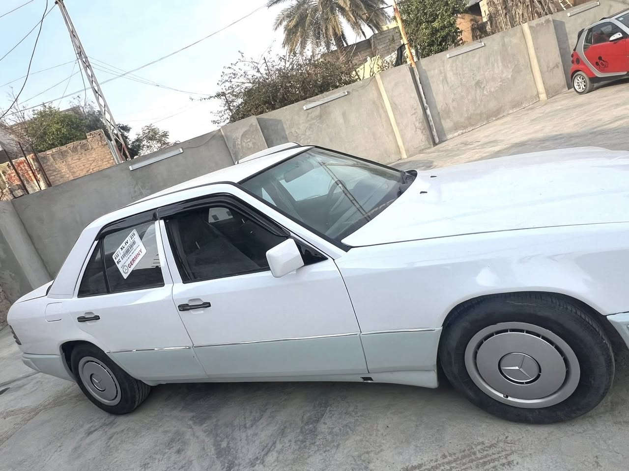 سلام عليكم 
مرسيدس دب E300 موديل 1988 لون ابيض رقم أربيل الجديد  سنويه جديده شرط التحويل محرك ملكه 3000 شرط كير ومحرك تخم تاير جديد كهربائيات شاشه كأمره سنتر لوك آريل كهربائي كلها شغاله 
صبغ عام قواعد معمره غرفتها نضيفه جداً 
تراي وين مايعجبك مكاني سامراء السعر 50 بيها مجال لشراي 
***********
