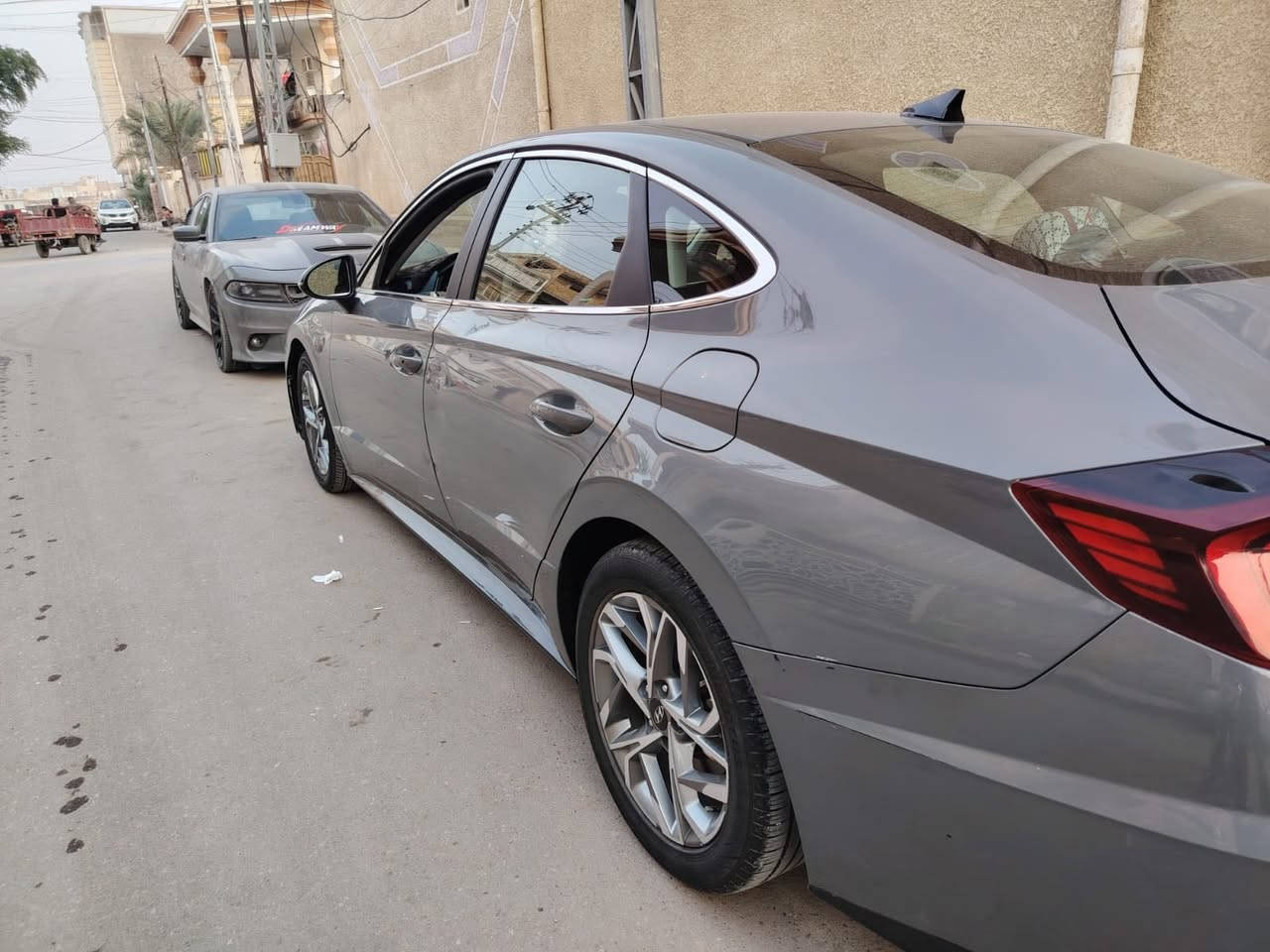 السلام عليكم
سوناتا 2023  SEL لون أسمنتي 
رقم بغداد حره 
محرك 2500 تنفس طبيعي مو توربو 
بدون حادث بدون غرف بدون تبديل بدون بارد كفاله حتى دعاميات
تشغيل عن بعد 

كشن السائق كهرباء 
شاشة تدعم الكار بلي 
اوتو هولد 
سايد بريك بصمه 
3 بصمات تشغيل وأبواب 
نقطه عمياء رادار جانبي 
قيادة ذاتيه 
توقف ذاتي 
تحديد مسار والمحافظة على المسار 
كروز سرعه تكيفي يعدل السرعه تلقائيًا
لايت LED اوتو 
السياره جاهزة من كلشي 
١٩٥  مجال قليل 
مكان السياره ميسان
***********
