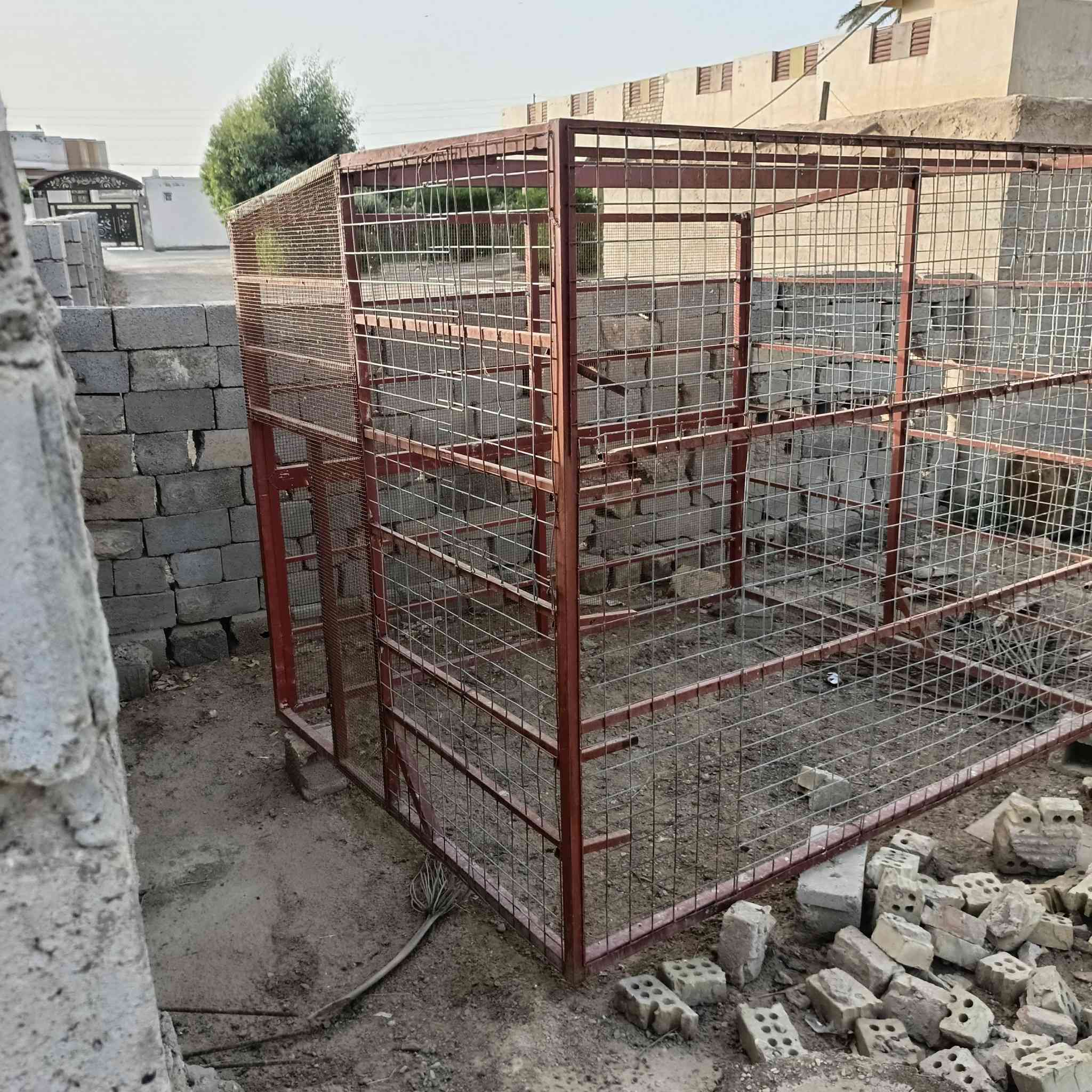 قفص للبيع حديد درجى اولى وشغل كله مضبوط الطول 3 والعرض 2  السعر 275 الف 
للتواصل عالرقم ***********
مكاني الصقلاوية
