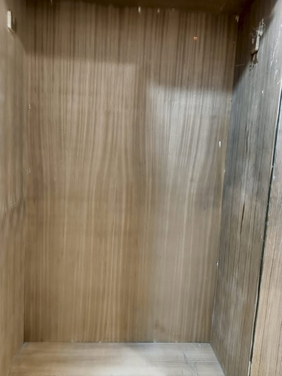 سلام عليكم
متاح كنتور عراقي ثقيل ٦ ابواب نضيف مثل ما موضح  +ميز تواليت 
عنوان بغداد مدينه صدر ق ٢٣ وتساب ***********
