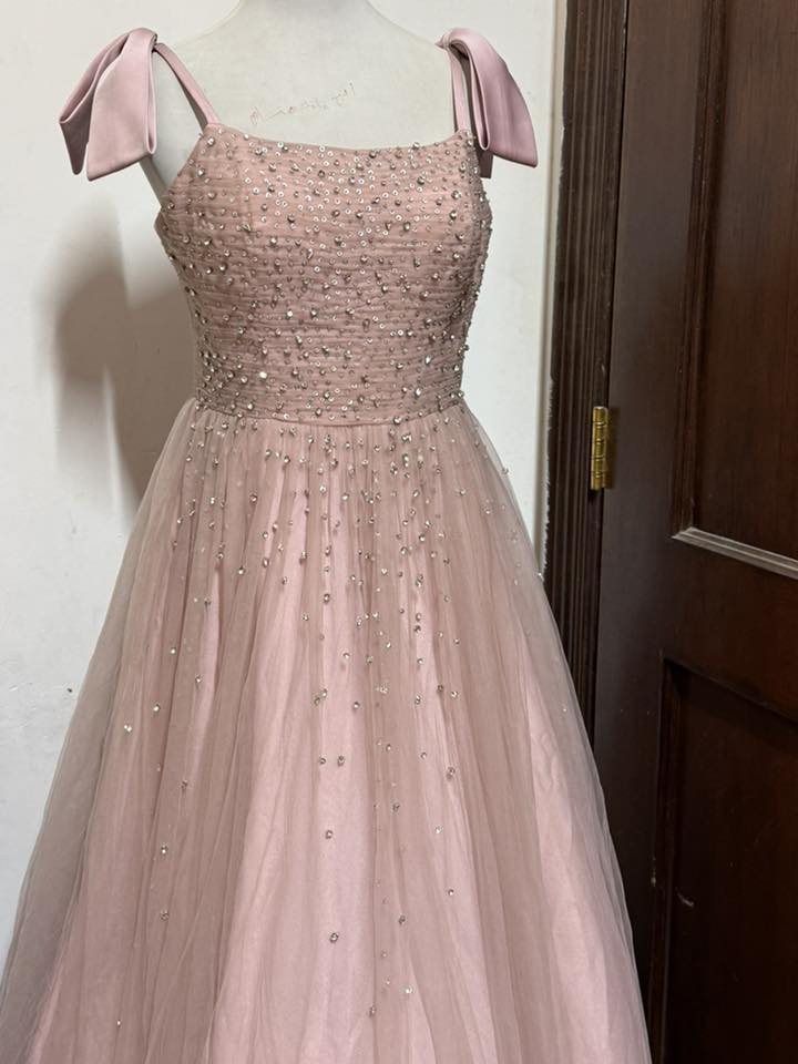 السلام عليكم فستان مستعمل للبيع  من تصميم Vivid Flair لابسته ساعه وحده بس اني مسويه تعديل بسيط لمديل الفستان حته يصير انزك وموجوده صورة المديل الاصلي قياس 40 يلبس من وزن 60 لل65 ويصير تسويله قياطين ويلبس وزن اكثر من هيج مشتريته ب150 الف وابيعه ب75 الف اليريده يتواصل ع رقم ***********
