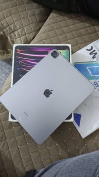 عندي ايباد m2 بطاريته 87 ذاكرتا 128 حجم 13 ويا كارتون جهاز نضيف سعر 73...