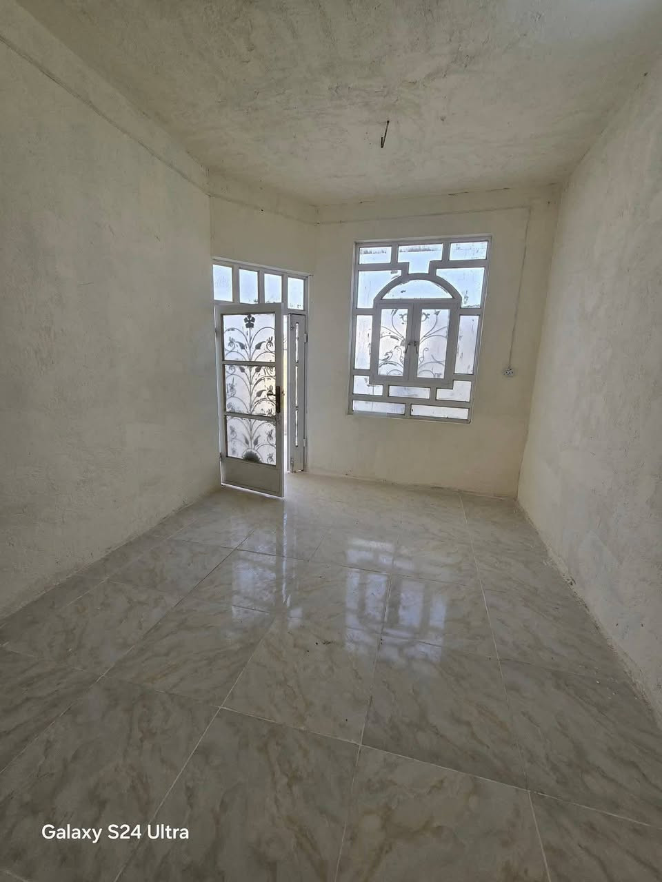 بيت بناء طابوك السقف صب كونكريت المساحه 100 متر غرفه وصاله واستقبال ومطبخ وصحيات  وممر مكان شارع المطار القديم قرب اسواق الامير 
كل الخدمات متوفره 
للبيع او مراوس أو اجار الاتصال ع رقم ***********
