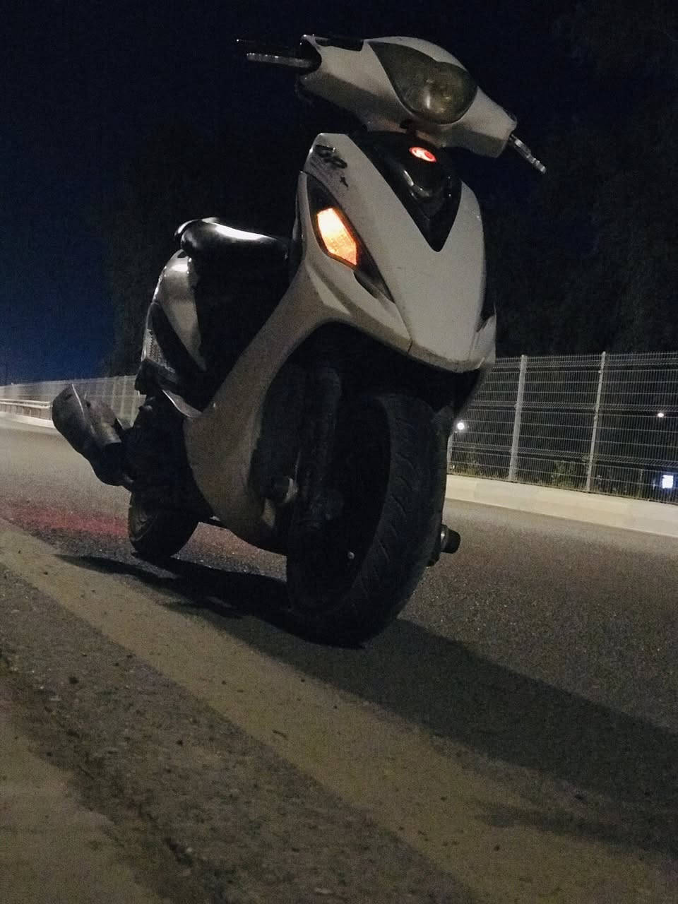 سلام عليكم دراجه كامكو كوري ادراجه نظيفه كلشي شغال بيه دراجه سلف نكره سلف تشتغل
دراجه ما بيه اي نقص سعره 400وبيه مجال عنوان ديالى بعقوبـٰــه حي المعلمين رقم *********** راسلني وتساب
