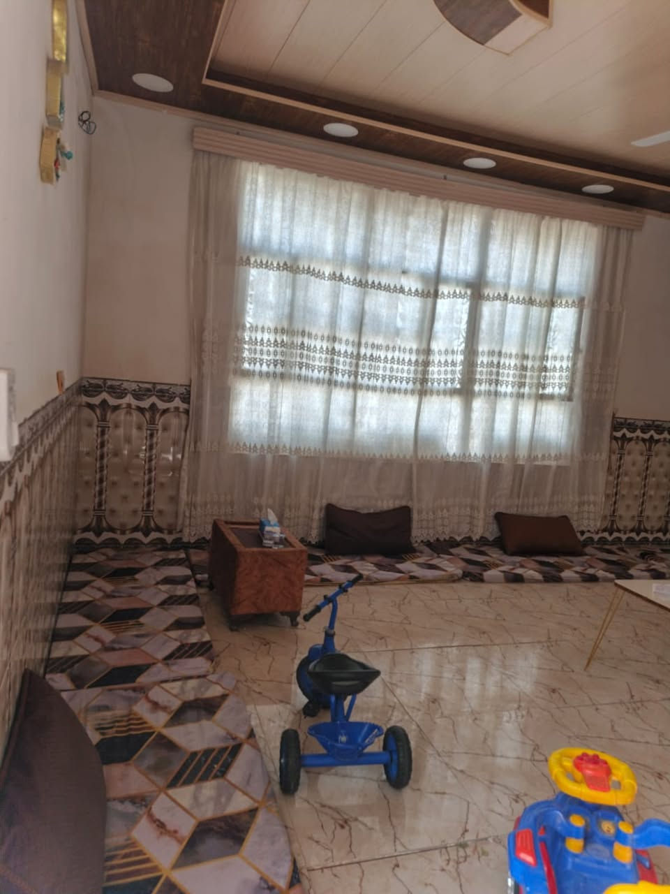 السلام عليكم بيت بلديه البيع متين متر بنا بلوك عكاده شيلمان الاصلي بسمي وصله لن معامله قرار عشرين 
العنوان النجف الاشرف مقابيل نادي الرياضي ع جهت ميلاد  
البيت بي عرفتي وصاله ومطبخ وستقبال وحديقه تخاريج داخل وخارج ركن البيت شارع عشرين كاشي وسيراميك الاستفسار ***********
