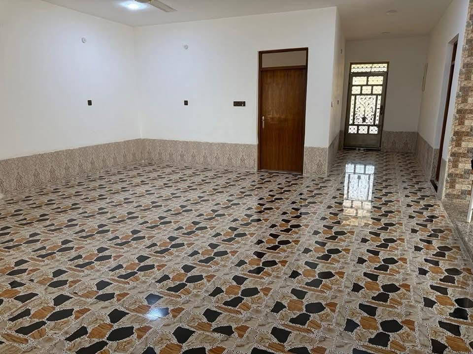 بسم الله وعلى بركة الله دار للبيع طابقين مسلح درجة اولى في الرمادي - الجمعية - قرب جامع اولي العزم مرقم بلديه مفوض للطابو المساحة 361 متر الوجه 16.5 متر الشارع 10 متر مبلط وخدمات كاملة . الدار درجة اولى سنة البناء 2022 * الطابق الاول يحتوي:  كلدور وديوانية كبيرة وصالتين وغرفتين نوم كبيرة ومطبخ حار وبارد ومجمع صحيات داخل وخارج وترك حرف L ومناور عدد 2 وحديقة وكراج كبير ومخزن.  الطابق الثاني يحتوي:  صاله كبيرة وثلاث غرف نوم كبيرة وبلكونات عدد 2 ومجمع صحيات وغسالات  بناء الطابق الاول حجر وسمنت بناء الطابق الثاني طابوق احمر الارضية بورسلين المطبخ والصحيات سيراميك هندي . حزام سيراميك 1.20 متر . الدرج كرانيت مع سيراميك لحد السقف . الشبابيك المنيوم عوازل بالاضافه الى سطح اول وسطح ثاني في الطابق الثاني:  السطح الاول بورسلين السطح الثاني مادة عازلة . يأتي مع الدار كاونتر وسبالت عدد 3 * للمعاينة والاتفاق متوفر واتساب   ***********   لإستقبال عروضكم العقارية بيع ايجار  سكني تجاري زراعي تواصلو واتساب فقط 👇 *********** أعلن معنا لضمان وصول إعلانك لأشخاص مهتمين بشراء عقاراتكم  👍  مع تحيات  عقارات T . A . G . . . #تسويق_عقاري #عقارات #عقارات_الرمادي 
