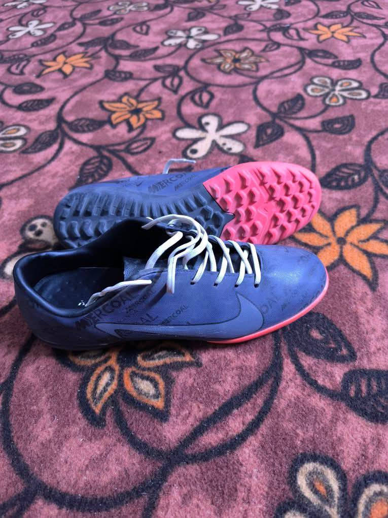 الاخضر حذاء نايك تارتان صناعة البوسنة والكل يعرف هذا النوع قياس 42 والسعر 35 
والثاني نايك بالة قياس 42 ويمكن يلبس 43 السعر 20 المكان بغداد حي العامل 
***********
