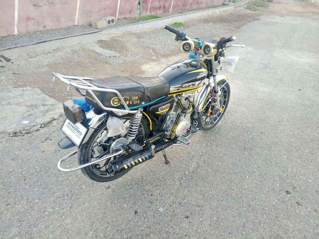 سلام عليكم دراجه للبيع موديل (25)نامه برو محرك (200) دبل دسك صالنصه رياضي دراجه خير من الله اي نقص مابيه 
المكان: ديالى: منصوريه الجبل
 السعر اتصل على رقم وادلل *********** الخاص مقفول اتصل على رقم وادلل
