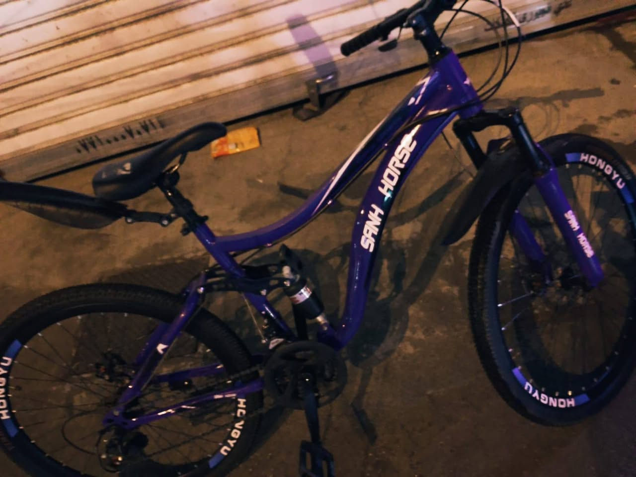 بايسكل جبلي لون ازرق جديد حساسات ودبلات إمامي و وسط للبيع السع 160الف وبي مجال بسيط العنوان الدوره شارع الشرطة للتواصل والاستفسار الاتصال على الرقم ☎️📞***********
