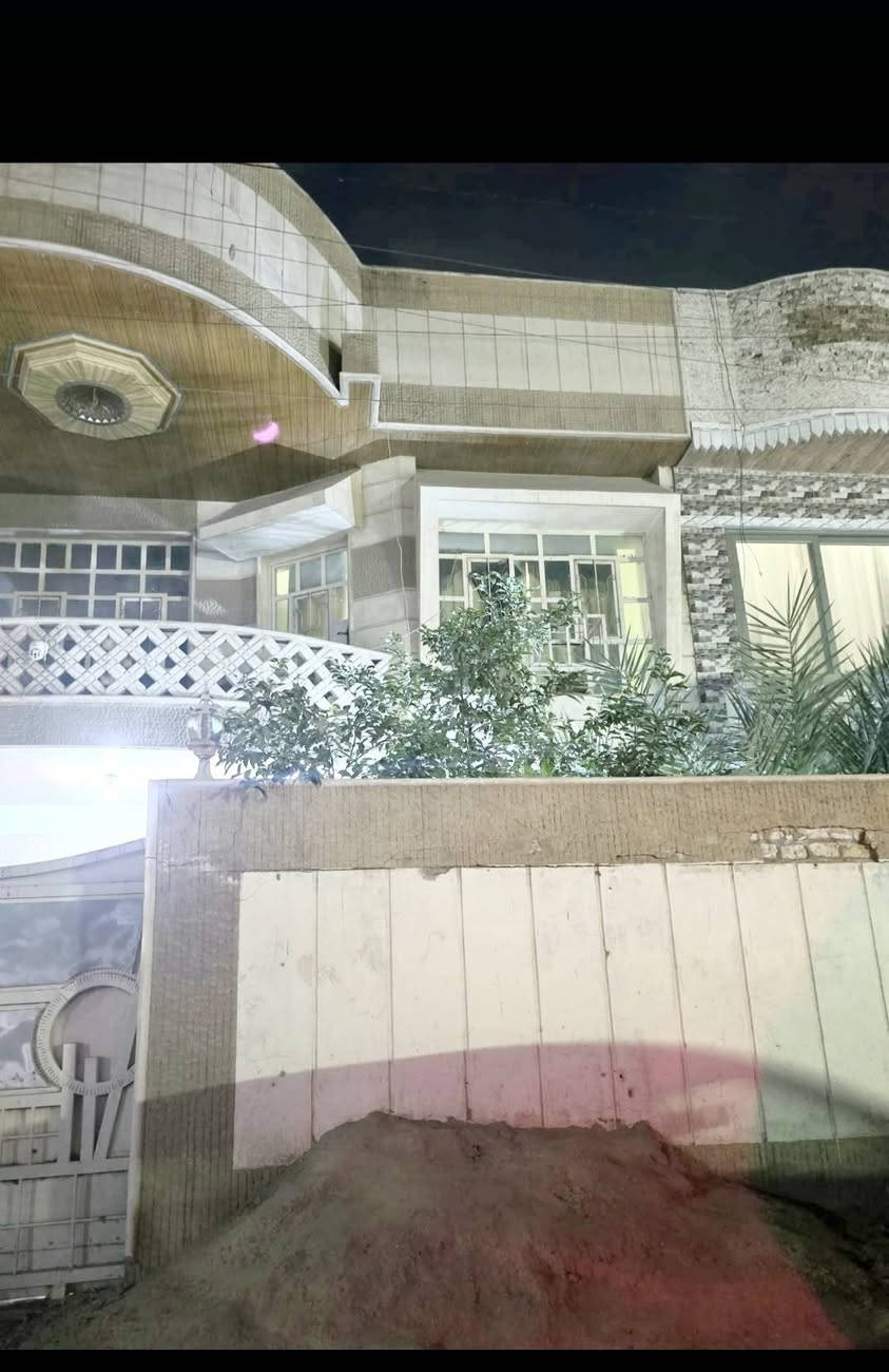 بيت للبيع في الضباط حي التجار قريب من مستشفى الشعب  مساحته 150 الواجهه 7.5  بناء متين وغرف واسعة سنة البناء 2010م الطابق الاول يحتوي على ؛
(حديقة + كراج +صالة+غرفة نوم سويت + مطبخ +حمام + وحولي )
الطابق الثاني ؛
( غرفتين نوم أحدها سويت والثانية فيها بلكونه + حولي كبير  +حمام + سطح صغير ) 
الطابق الثالث ؛ سطح كبير . 
المكان نظيف ومرتب للإستفسار يرجى التواصل مع صاحب العقار على هذا الرقم 
*********** 
متوفر واتس آب
