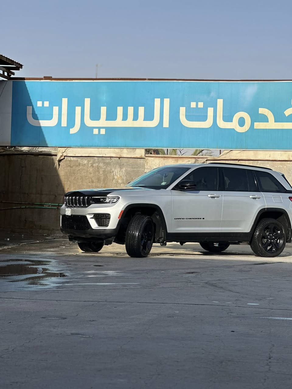 جيب كراند شيروكي التيتيود بلاك ادشن .

الموديل : 2024 . (وارد امريكي) .

293hp . V6. 3.6L : المحرك

العداد : 19 الف كيلو متر .

المواصفات :

* 5 راكب .

﻿دفع رباعي 4x4 .

﻿رادار امامي مع مانع تصادم .

﻿تحذير الخروج عن المسار .

﻿تحذير النقطة عمياء .

نظام تحذير عند التقاطعات.

* شاحن موبايل وايرلس.

* ويل قياس 20 انج .

* فتحة سقف .

* لوحة القيادة بقياس 12 أنج.

* كير شفتر بالستيرن .

* كاميرا خلفية.

*شاشة متوسطة 8.1 أنج

* المصابيح الأمامية زنون .

* كشافات الضباب زنون،

* دخول ذكي.

الصندوق الخلفي كهربائي .

﻿فرش المقصورة الداخلية من الجلد والشاموا .

﻿مقعد السائق كهربائي .

﻿المقاعد الأمامية تدفئة .

﻿حساسات خلفية .

﻿دوسات جانبية .

﻿مكيف خلفي .

﻿تدفئة مقود القيادة .

﻿مانع تصادم خلفي .

﻿بلوتوث تلفون .

دخول جديد كتاب شهداء (محافظة البصرة)

للاستفسار التواصل مع الرقم: ***********
