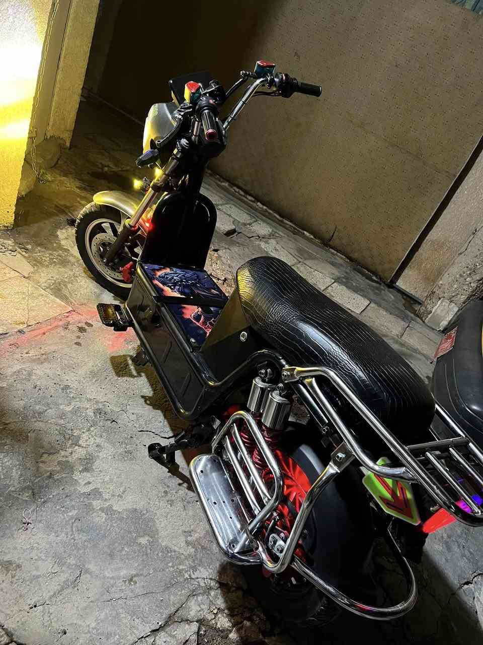 دراجه شحن جبلي للبيع
6 بطاريات كهربائيات كلها شغاله 
السرعه ٧٠ فما فوق كلش سريعه 
الداجه جدا نضيفه كل نقص مابيه 
السعر 600  وبيها مجال بسيط 
***********
