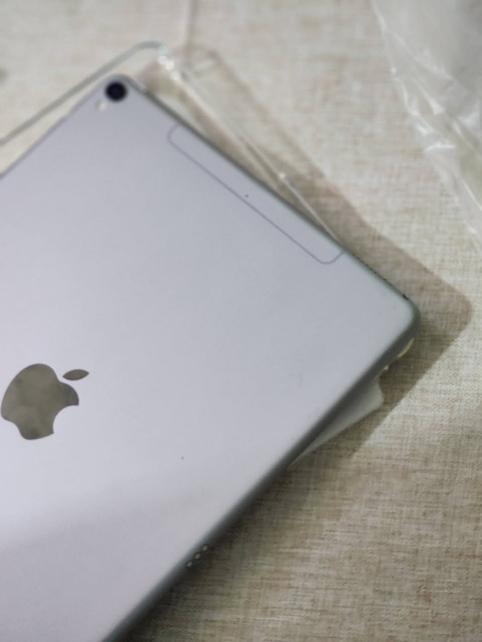 ايباد برو،10.5ذاكرة 64 ,سيم كارت مكفول ونضيف جدا اربع سماعات استريو وياه شاحنة اصلية وسماعات ولاسق شاشة 
***********بغداد 240,الف قفلة
