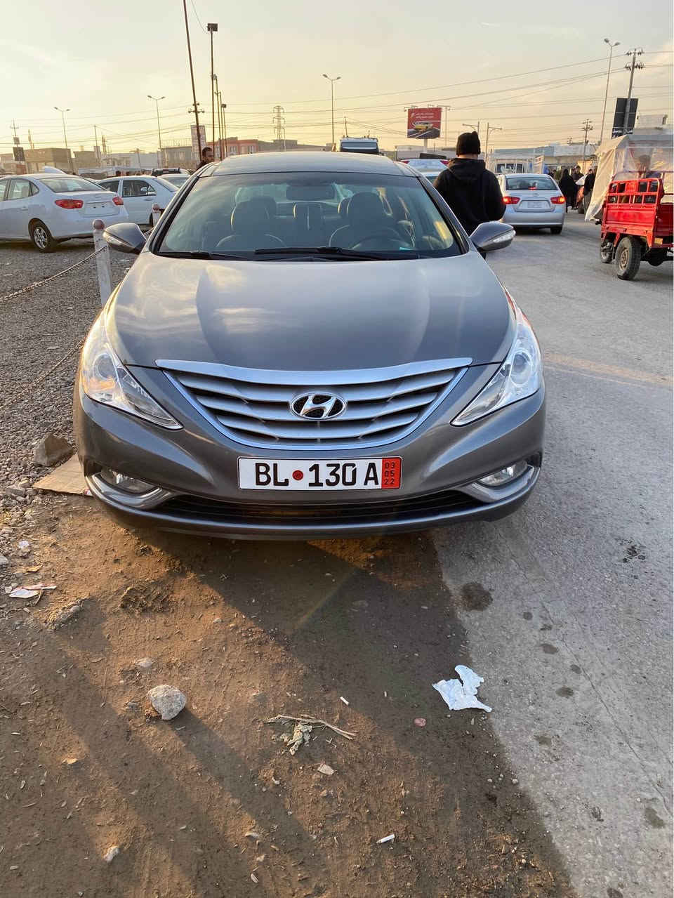 ***********
سياره كه ئه ورو پيه بيره قه مه له ئه و رو پا هاتوه 
 تاقانه يه تاقانه به س ماشا الله ي ده وي 
فول فول مواسه فات 
 پانوراما واتا سه قف شوشه
 كوشني پيشي دواوه ي هيته ره ٤ كوشن هيته ر
 به سمه يه  كوشن جلدو ئاوينه شه فت 
 بؤياغي نيه شوختي نيه ساغه هه مو گياني لؤكه 
 گيرو مه كينه ي نه كراوه ته وه به شه رت 
هه ر چوار جامي ره قه مي سياره كه ي له سه ره به زه مان ئه و رو پيه  هه مو ناو ده ر گايه كاني ره قه مي شانسي له سه ره  ئيستراته 
 هه مو گياني له سه ر ده قي شه ريكه يه 
  موديلي 2012 يه به مانگ ده بيته سئزده
 سياره كه روبه رو زور جوان تره ره نگي زور تايبه ته 
 نرخ   87 و محامه له يه 
   ***********   ڤايبه ر وات سا بي له سه ره 
      
        سؤناتا  له وه پاك تر نيه به س ماشا الله رانية, السليمانية
