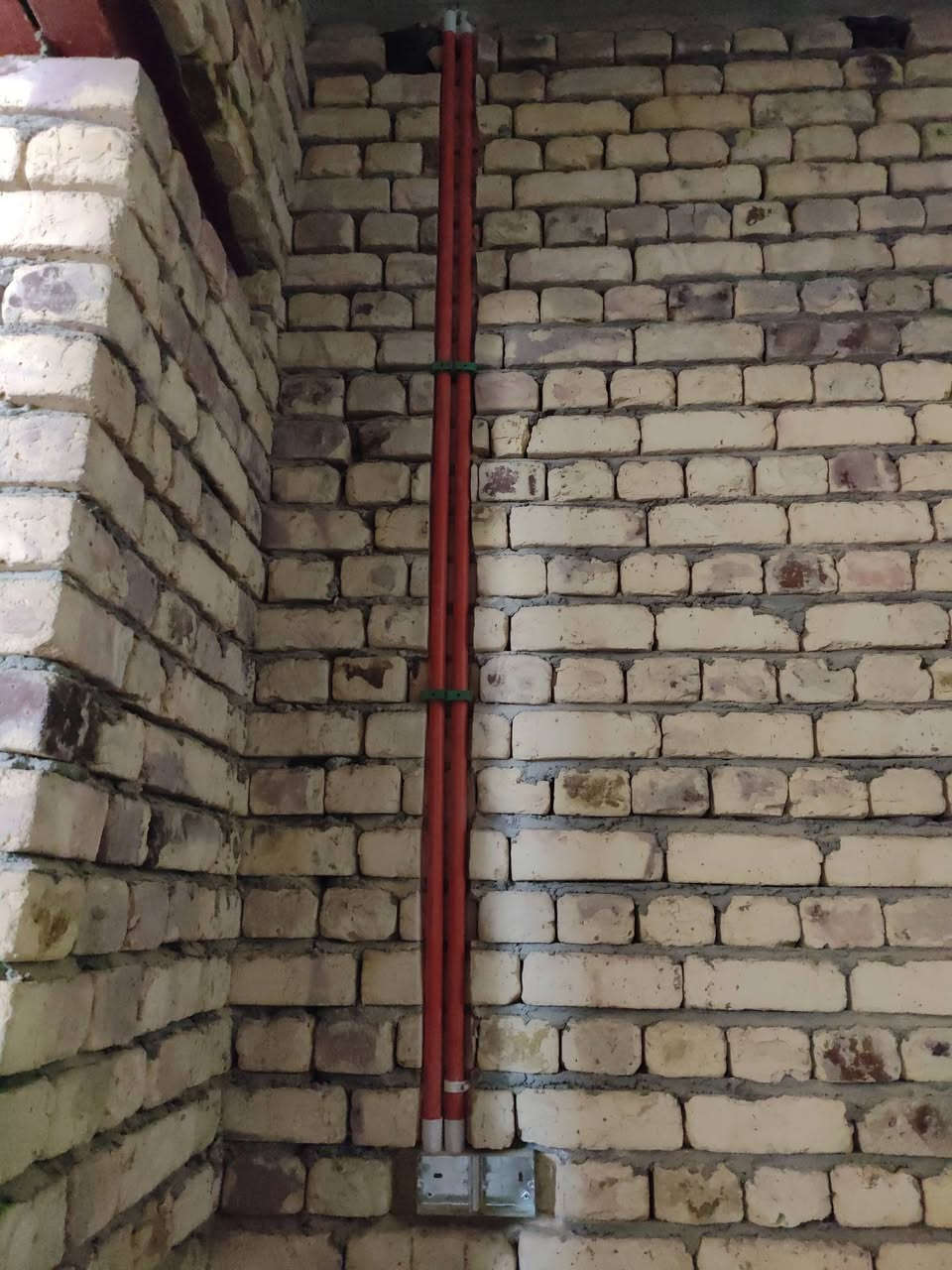 🔌⚒️ تنفيذ تأسيسات كهربائية متكاملة حفر الجدران باستخدام الكوسرة
تحديد المسارات بدقة عالية باستخدام الليزر
تثبيت بايب كهرباء نظامي وتثبيت محكم
🏠 المنظومات المنفذة داخل البيت:
⚡ منظومات تبريد
🌐 منظومة إنترنت وشبكات
📷 منظومة كاميرات مراقبة
☀️ منظومة طاقة شمسية
📐 شغلنا مطابق للمواصفات الهندسية
🧼 دقة، نظافة، والتزام بالتنفيذ
📩 للتواصل والاستفسار: راسلنا عالخاص أو الاتصال على 
***********
#تأسيسات_كهرباء #كوسرة #ليزر #سمارت_هوم #كاميرات #طاقة_شمسية
