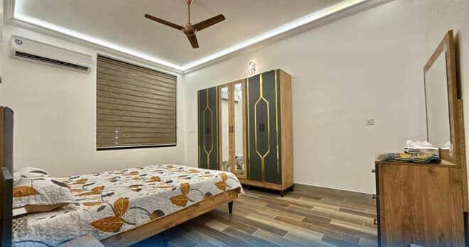 🌿 اكتشف جنة الخصوصية والفخامة...
تخيّل أنك تستيقظ على صوت تغريد الطيور، ونسيم عليل يحمل رائحة الورد والأعشاب الطبيعية. أمامك مزرعة فسيحة تمتد على مساحة واسعة، محاطة بأشجار نخيل شاهقة وحدائق خضراء متراصة بعناية.
في قلب المزرعة، فيلا أنيقة بتصميم عصري مع لمسات تراثية دافئة، تحتوي على صالونات مريحة، غرف نوم فاخرة بأسرّة ملكية، ومطبخ مجهز بالكامل. أما الخارج فيبهرك مسبح خاص كبير يعكس أشعة الشمس، ومجالس خارجية مريحة مصنوعة من الخشب الطبيعي، مثالية لجلسات القهوة الصباحية أو السمر الليلي تحت ضوء النجوم.
هنا، الوقت يتوقف... لا صخب، لا ازدحام، فقط أنت وعائلتك أو أصدقائك، تستمتعون بتجربة استثنائية تجمع بين الراحة المطلقة والفخامة الهادئة.
مزرعة [] – حيث تتحقق أحلام الإجازة المثالية.
📍 موقع متميز – [قضاءبلد ]
🕒 متاحة للحجز الآن
للاستفسار والحجز:
💬 واتساب: [***********]
#تأجير_مزارع #مزرعة_فاخرة #إجازة_خصوصية #مزارع_الرياض #شاليهات_VIP
