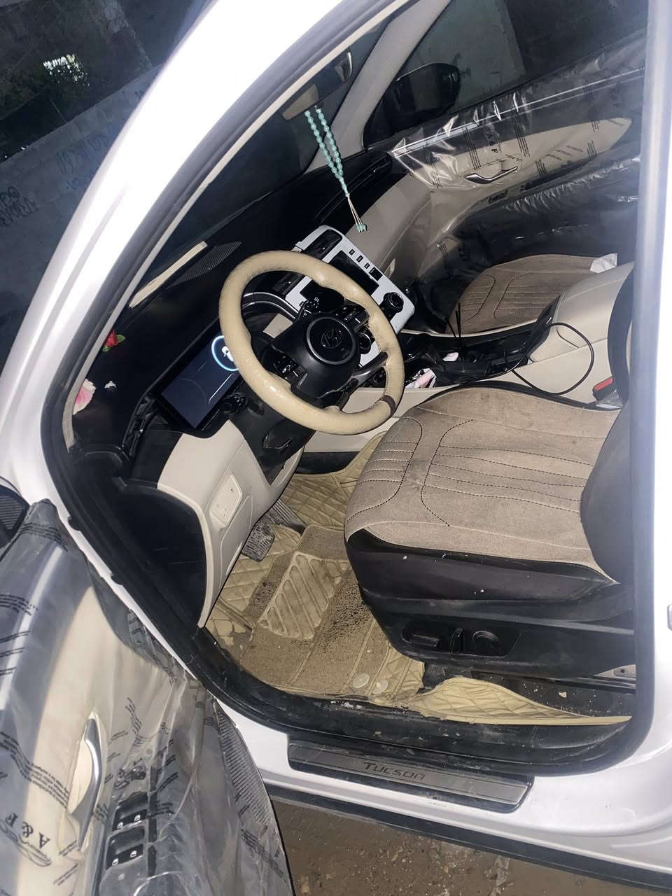 هيونداي توسان 2024 للبيع 
رقم بغداد الجديد السعر 222
***********
 سياره مكفوله كفاله عامه من كلشي الدواخل مغلفه ppf للحماية ولكشنان مدوشمه ول بيبان السياره مغلفه نايلون 
 مواصفات 
حجم المحرك 2000 دوش
شاشه دجتل
تشغيل بصمة   
تشغيل عن بعد
‏AIRBAG عدد 2
سايد بريك دگمة   
بك لايت LED
كروس سرعه
اتو هولد
مري شفط 
مقاعد 2 امامية كهرباء 
بردات ابواب خلفية 
حساسات امامية 
حساسات خلفية 
حساس كشنات
تحكم مقود كامل
بصمات عدد 2 
انارة ترحيب
نقطة نزول منحدرات. 
نظام مانع تزحلق 
‏ABS
شاحن موبايل واير ليس  
اشاير بالمري والمري قابلة للطي 
مخرج AUX
مخرج USB
‏BIuetooth
مخرج منفذ الطاقة عدد 2    
درايف مود
‏(Normail - eco- sport t) 
جك سبير كتلوكات كلها جاهزة
كفاله عامه السياره ماشيه 48  الف المكان بغداد  السعر 222الكرخ***********
