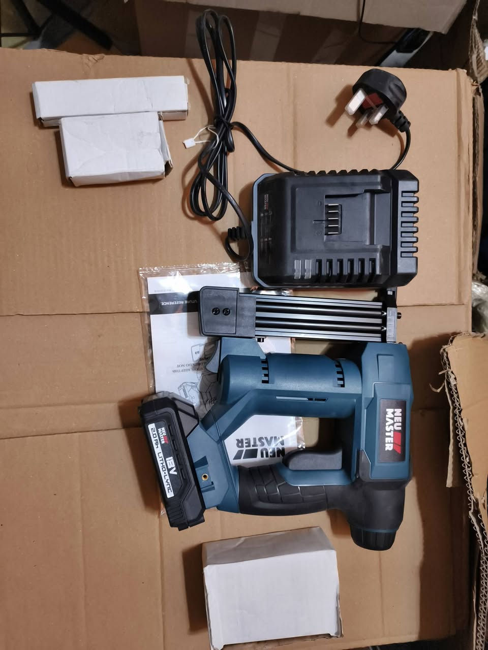 مسدس بسمار شحن اصلي كامل ملحقات جديد غير مستخدم رقم العتماد *********** سعر ٧٥ الف
