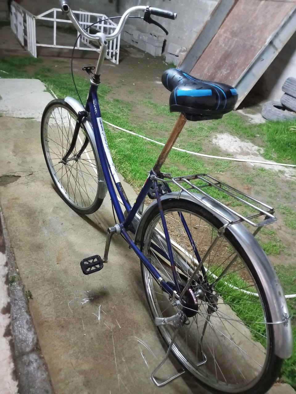 بايسكل للبيع حجم 26 بايسكل نظيف كلشي جديد بي السعر 65 وبي مجال المكان حي الواسطي قرب جامع الفردوس اي استفسار اتصال علئ الرقم ***********
