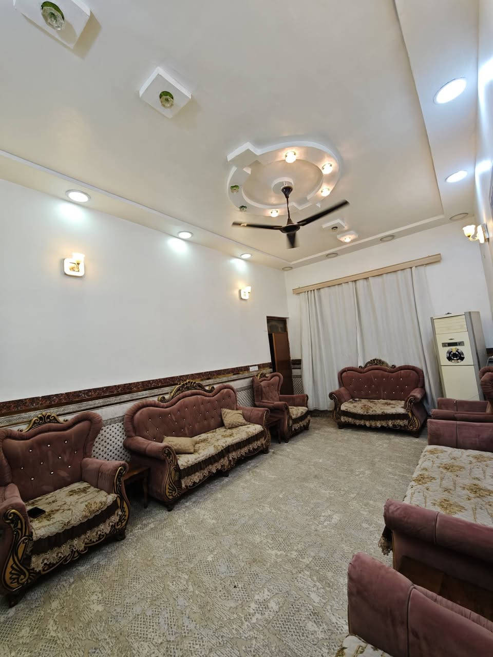 🌟 للبيع: دار فخمة بموقع استراتيجي - حي الصحفيين 🌟
فرصة ذهبية للسكن الراقي في المربع الأول، بيت بمواصفات حديثة وبناء متين (صب كونكريت).
📍 الموقع: منطقة الصحفيين - المربع الأول.
📐 المساحة: 200 متر مربع.
🏗️ حالة البناء: طابقين (بناء حديث ونظيف جداً).
🧱 تفاصيل الطوابق (تقسيم ملكي):
✨ الطابق الأول (بناء 2020):
🛋️ استقبال ضيوف فخم.
📺 صالة عائلية واسعة.
🛌 غرفتين نوم مريحة.
🍳 مطبخ (نظام حار/بارد) لعشاق الترتيب.
🚿 مجموعة صحيات متكاملة.
✨ الطابق الثاني (بناء 2024 - جديد):
🛌 4 غرف نوم واسعة (مثالي للعوائل الكبيرة).
🛋️ صالة إضافية.
🚿 مجموعة صحيات.
💰 السعر والمعلومات:
السعر: 300 مليون دينار عراقي (قابل للتفاوض للجادين 🤝).
📞 للتواصل والاستفسار المباشر:
📱 اتصال: *********** ☎️
🤳 واتساب متوفر للإجابة على أسئلتكم.
#عقارات_العراق #ميسان #العمارة #بيوت_للبيع #عقارات_ميسان #بيع_وشراء_عقارات #حي_الغدير #حي_الصحفيين #فرصة_عقارية #دليل_عقارات_العمارة
