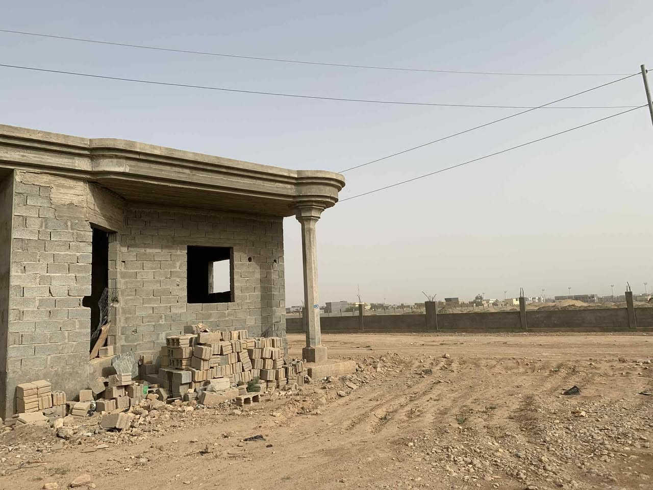 السلام عليكم ورحمة الله وبركاته 
متوفر بيت للبيع 
#الموقع/ القائم حصيبة/ حي غزة خلف الإذاعة مباشرة ( المتنزه الجديد ) موقع #ممتاز / بداية السكن بركن الإذاعة البراني / شارع سايدين قيد الانشاء كما موضح بالفيديو والصور بالتعليقات 
#التفاصيل/ بيت هيكل مصبوب #ركن_ع_شارعين/ بناء بلوك بناء حديث 2023 اساس ورباطات دنگ وشناجات ..
يتكون من [ كليدور وديوانيه وهول وغرفتين نوم وصاله ومطبخ حار بارد ومكان للصحيات ومساحة كراج امام المنزل]
#موضح_بفيديو_بالتعليقات
#المساحة/ ( ٤٥٠ الى 500 متر² تقريبآ ) 
#السعر/ #ب28_مليون وبي مجال عمله  بسيط
#ملاحظة
♦ يرهم نقد او دفعات حسب الاتفاق
للشراء راسلني او اتصل بـ *********** 
ومتوفر واتساب أيضاً للاستفسار والاتصال ☑️
