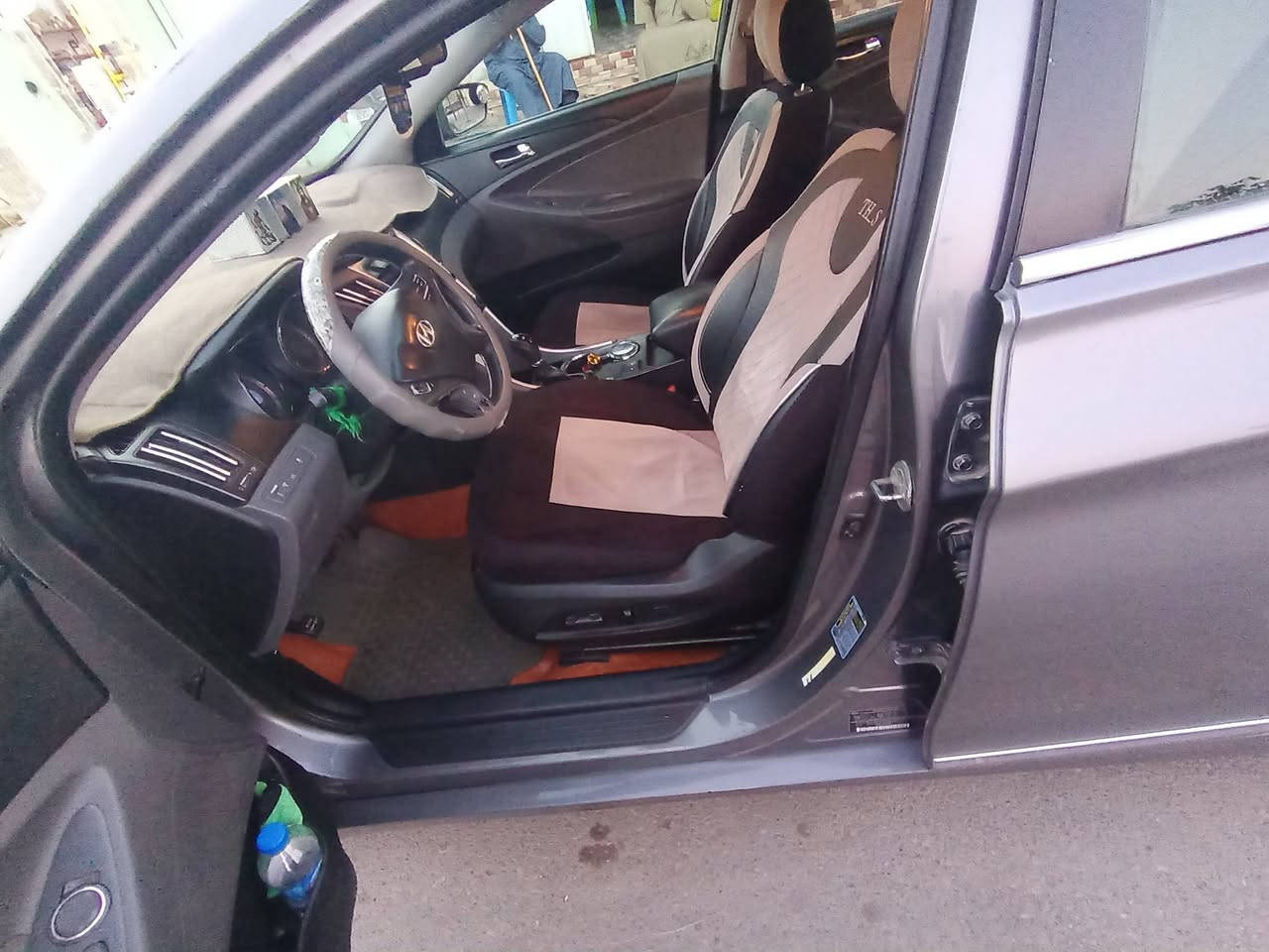 سلام عليكم
سوناته وارد امريكي موديل 2013
حادثها.. بنيد او جاملغ فقط الباقي كفاله
.. كير محرك شرط كفاله او نظافه
سياره مسويلها ادامه كامله من باتري+ تايرات يعني ما بيها نقص من الاخير
....غرفتها كارتون نظافه 100٪....

 موصفاتها..
نظام ايكو
تحكم مري
تبريد قطعتين ثلج شرط
تحكم استيرآ
 كشنات كهربائي + تدفئه تبريد
مانع انزلاق
...............................
سنويه  لغاية 2027 بسمي
سعر 120
مكان واسط ***********
