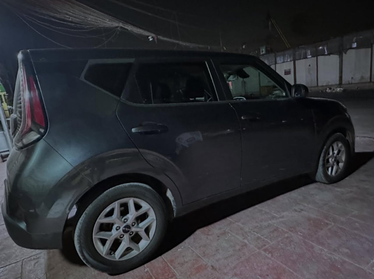 🚗 كيا صول LX موديل 2024 للبيع 🚗
 المحرك: 2000 دوش (اقتصادي وقوي جداً)
 الحالة: دخول جديد للعراق (بدون رقم - فحص مؤقت فقط)
ماشية 47 ألف 
 الحادث (مرفق): سطحي بسيط (دعامية وباب صندوق خلفي فقط)
✨ المواصفات والأنظمة:
 رادار أمامي + رادار خلفي
 أنظمة أمان متكاملة (الحفاظ على المسار وتنبيه الاصطدام)
 شاشة كبيرة.
 كاميرا خلفية دوارة 
 بصمة سويج.
📍 مكاني : بغداد - الحبيبية
📞 للتواصل: ***********
