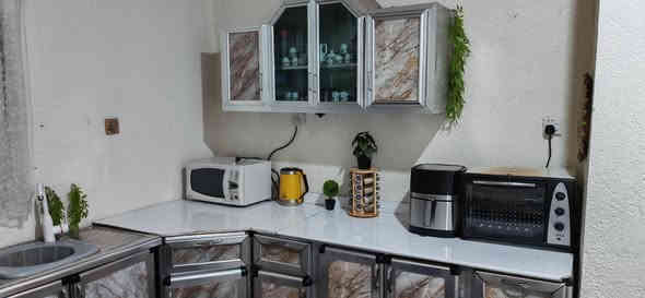 كاونتر كويتي 
قياس القطعه الارضيه متر و60 سم
القطعه التعليگ قياسها متر و45 سم 
قياس السنك 1 متر  مع خلاط وسنك سل ستيل اصلي
القطعه الصغيره الارضيه 50 سم يعني نص متر 
مرمرمه مصبوغه ابيض  جماليه 
مكانه البصره الزبير 
للتواصل ***********
