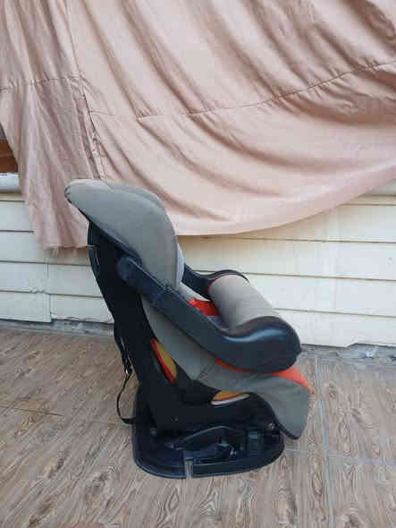 کورسی ناوسەیارە بۆمناڵ لەتەمەنی 4 مانگی بۆ 6 ساڵی ، قایشی بەستنەوەی هەیە ، تایمی خەوی هەیە واتەکورسیەکەی پاڵ ئەخرێ بۆکاتی بۆخەوتن ، زۆر مەزبوتەو هیچ کێشەو عەیبێکی نیە 
سعریشی زۆر گونجاوە قفڵی 20 هەزارە
سلێمانی ، گەیاندن هەیە*********** السليمانية
